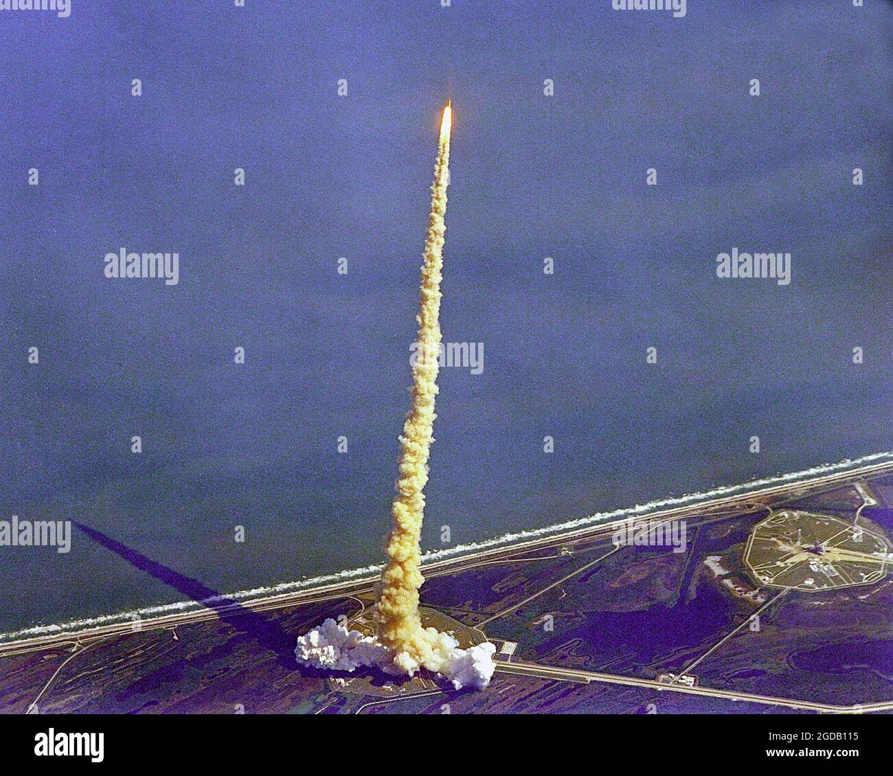 Lo Space Shuttle Columbia viene lanciato da Cape Canaveral, lasciando un sentiero di fumo sopra il mare. Foto Stock