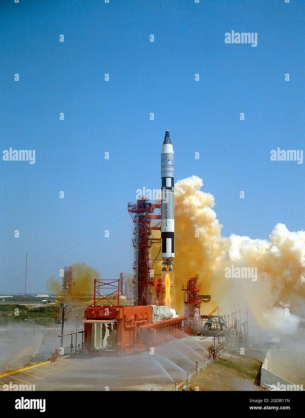 Gemini-Titan 4 (GT-4) in salita con James McDivitt ed ed White per una missione di quattro giorni. Questo volo includeva la prima passeggiata spaziale di un astronauta americano, eseguita da ed White. Foto Stock