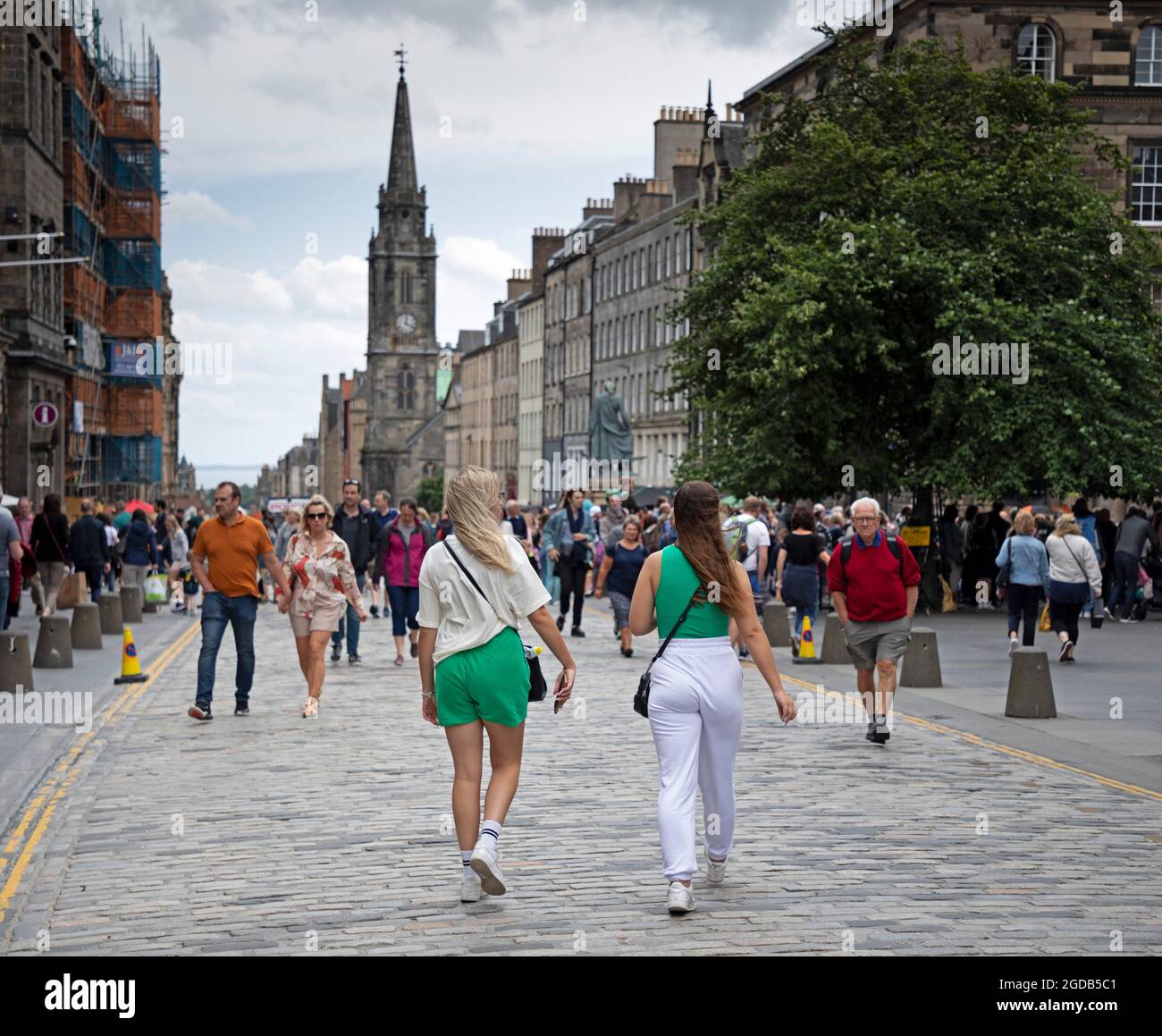 Royal Mile, Edimburgo, Scozia, Regno Unito. 12 agosto 2021. Edinburgh Fringe Festival, il settimo giorno della serata sulla capitale High Street evento. Tempo arioso e nuvoloso con una temperatura di 18 gradi per le statue umane e gli artisti di strada che attirano la folla sulle loro piazzole. Credit: Arch White/Alamy Live News Foto Stock