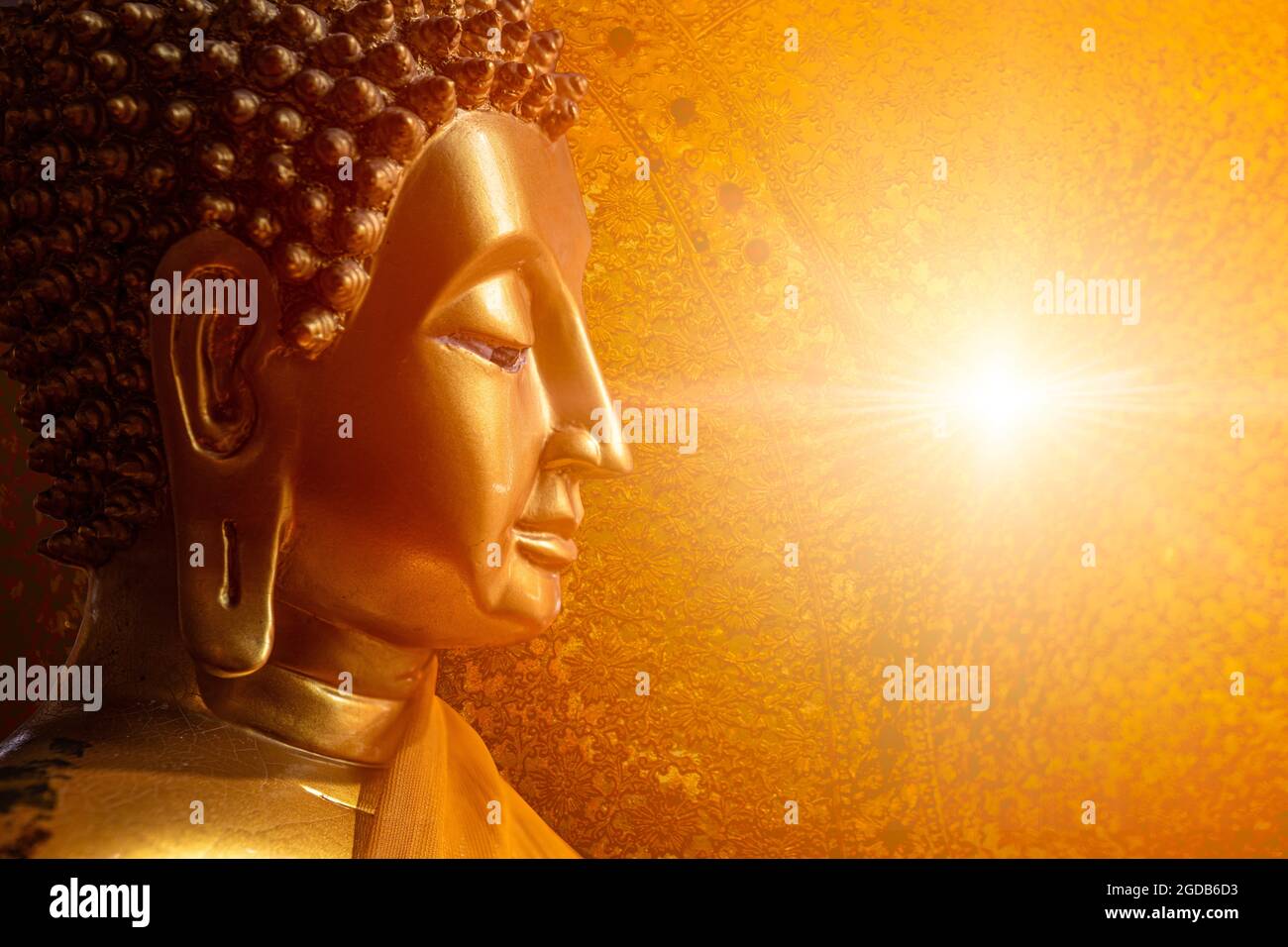 Buddha faccia testa guardando la saggezza luce calma pace al nirvana modo di vita nel concetto di religione asiatica. Foto Stock