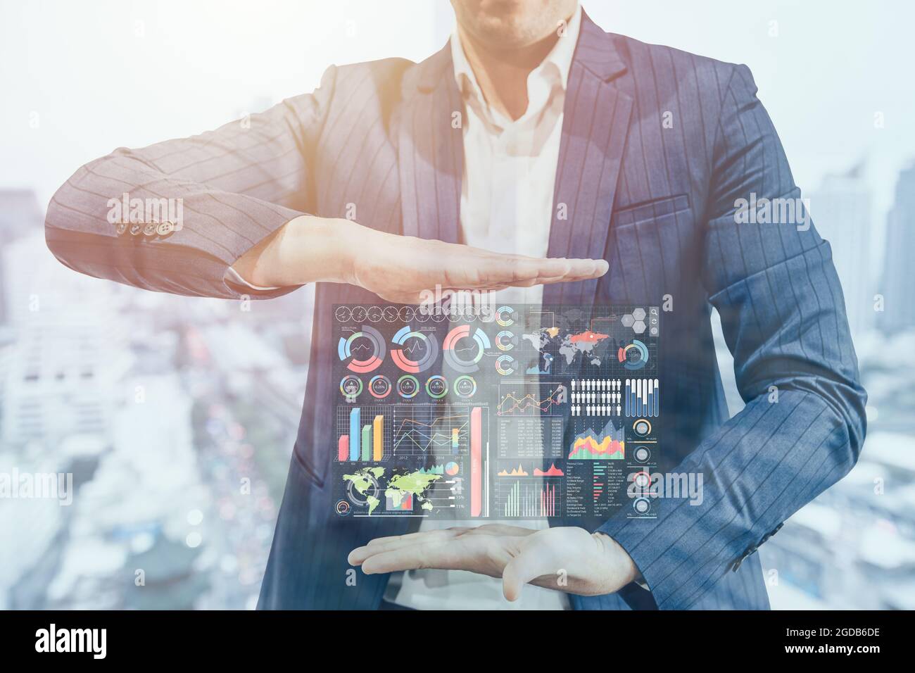 Il Business Man gestisce la grafica delle informazioni per Business Intelligence e Big Data nel concetto di Marketing Technology for Management. Foto Stock