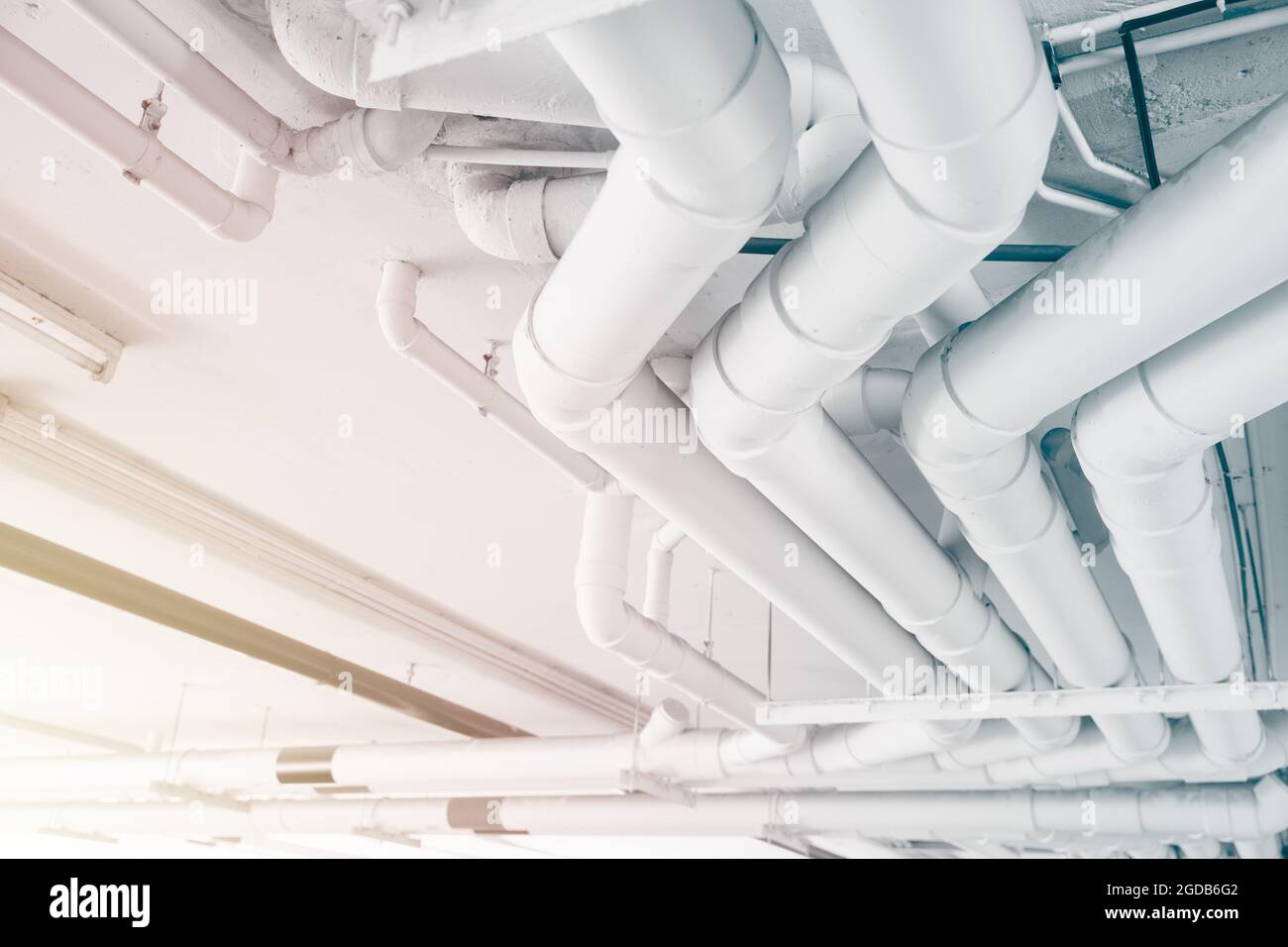 Impianto di irrigazione tubi di scarico, costruzione tubi dell'acqua progettazione pulita nuovo in un edificio moderno. Foto Stock