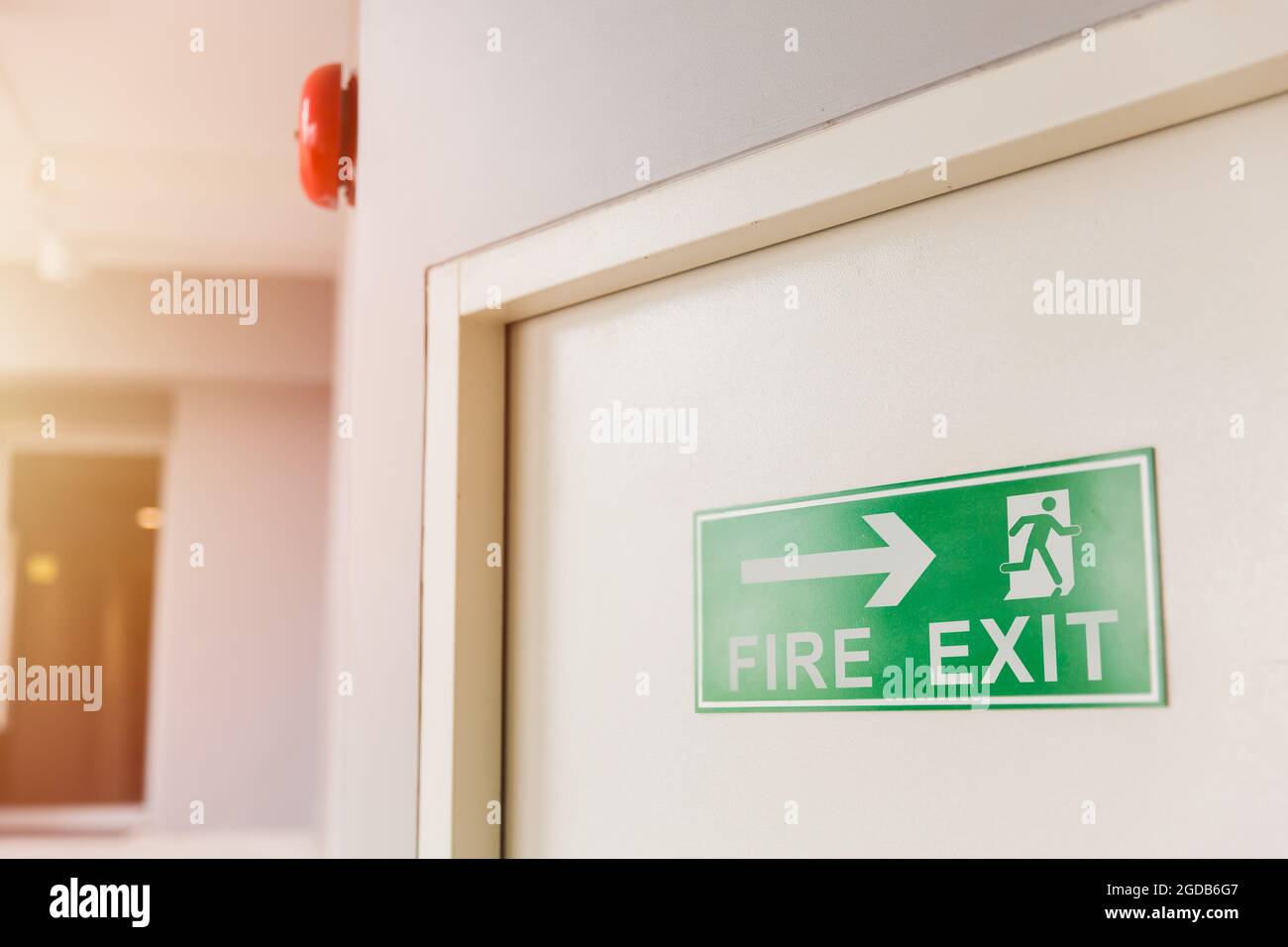Porta di uscita antincendio di emergenza con campanello di allarme in condominio e edificio commerciale. Foto Stock