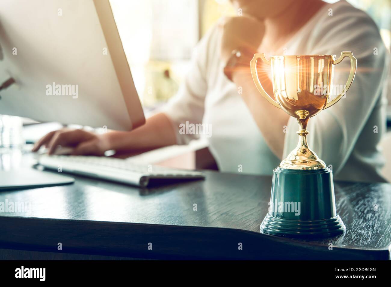 Gli uomini d'affari che lavorano premiano con il trofeo d'oro assegnato al vincitore o al campione dal concetto riuscito per il lavoro duro di affari. Foto Stock
