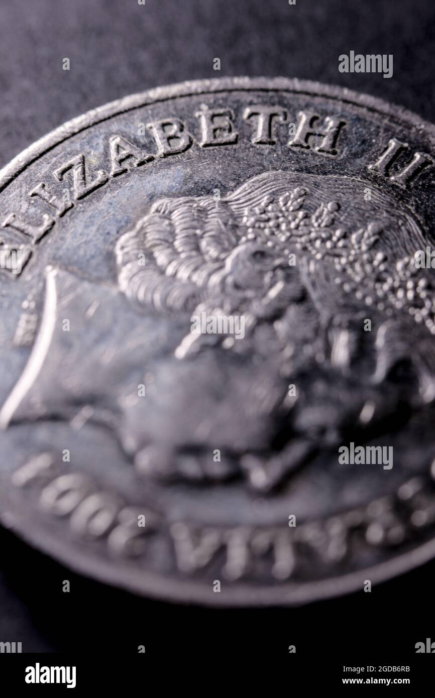 Close-up shot di australian 20 centesimi (1980) moneta sul calcestruzzo scuro dello sfondo. La copertina del libro poster o modello con una copia dello spazio. Foto Stock