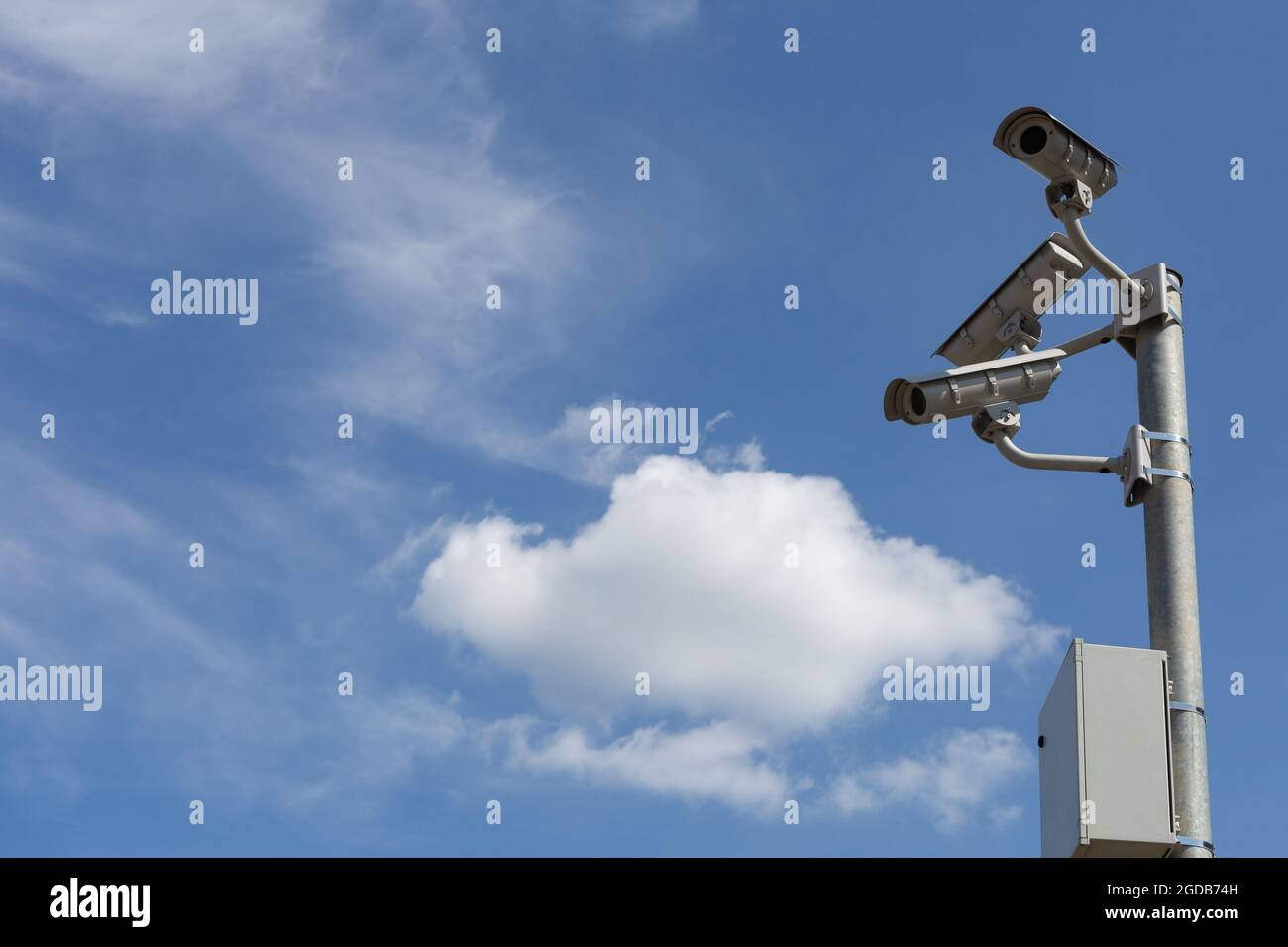 Telecamere tvcc di sicurezza di gruppo davanti al cielo blu. Foto Stock