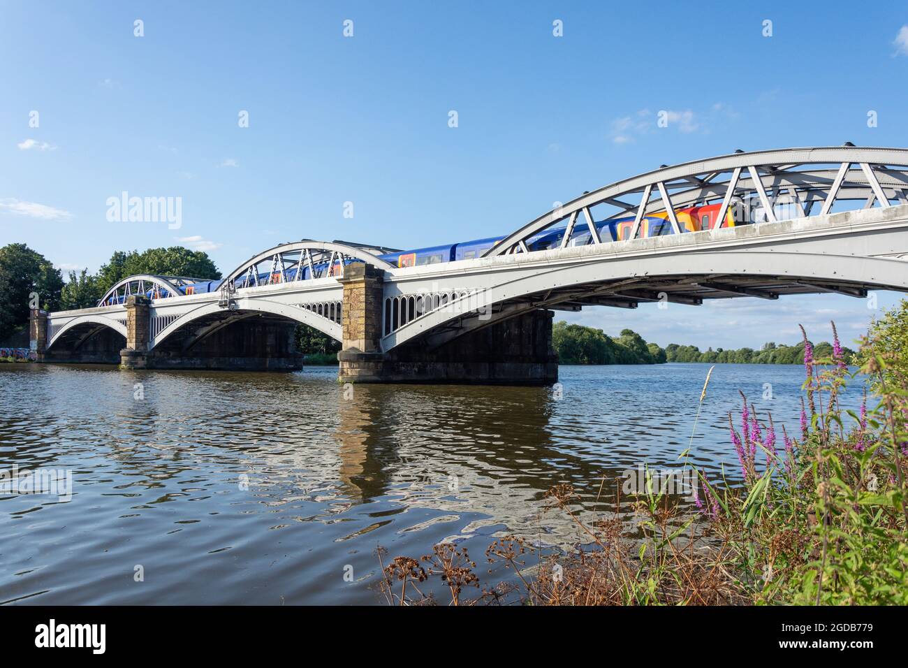 Treno che attraversa Barnes Railway Bridge, Barnes, London Borough of Richmond Upon Thames, Greater London, England, United Kingdom Foto Stock