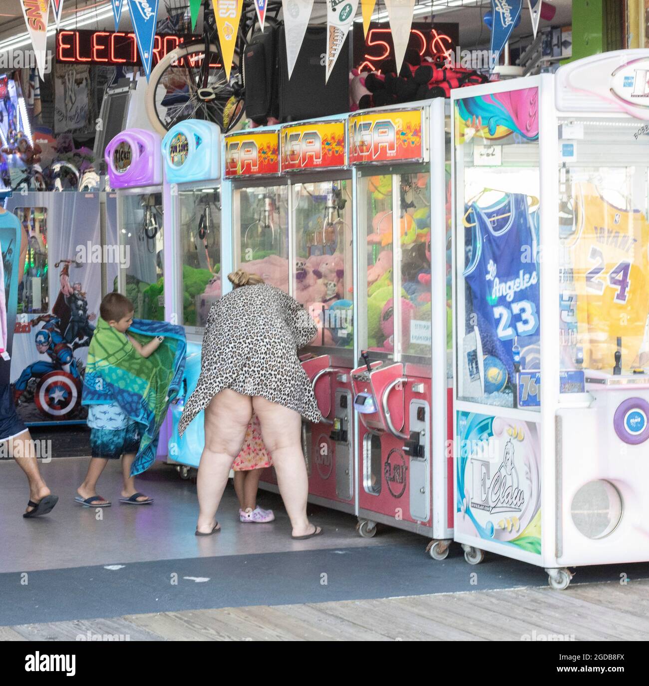 La donna si è piegata alla macchina della gru sul lungomare Foto Stock