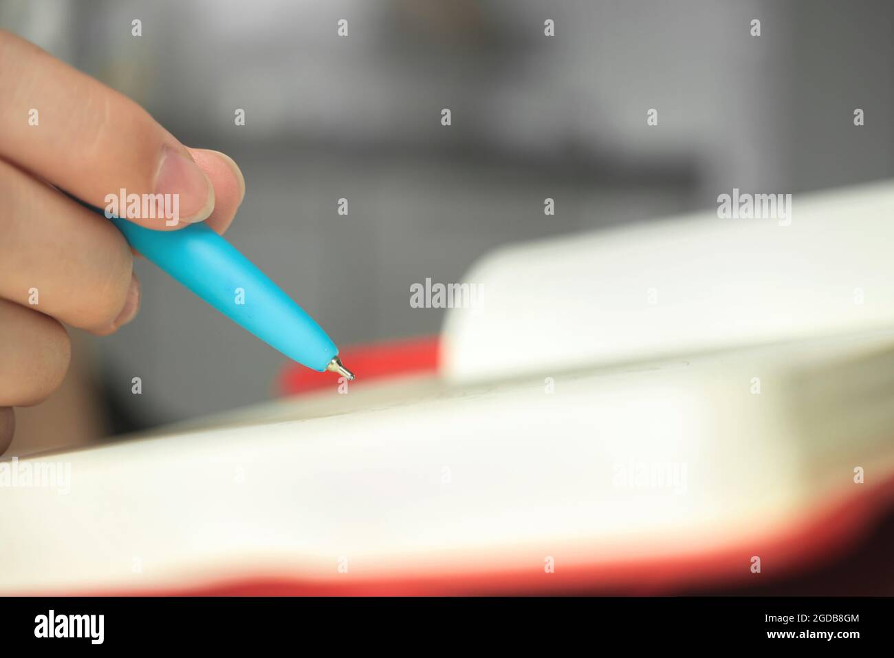 Donna mano e penna con taccuino primo piano, giovane artista scrittura, concept foto di hobby o di lavoro di design Foto Stock