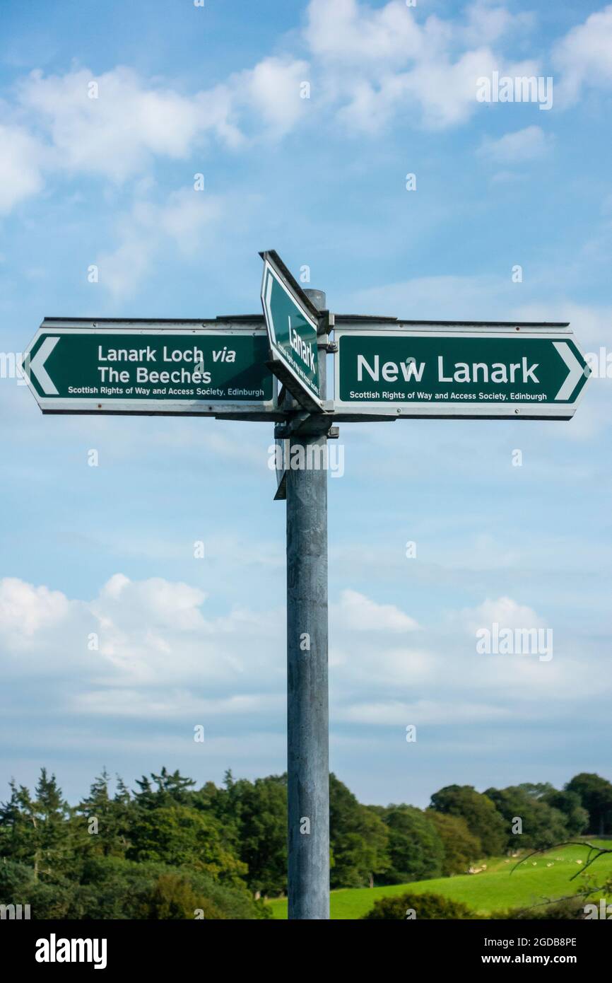 Cartello su un sentiero, eretto dalla Scottish Rights of Way and Access Society, che indica le indicazioni per Lanark Loch, Lanark e New Lanark. Foto Stock