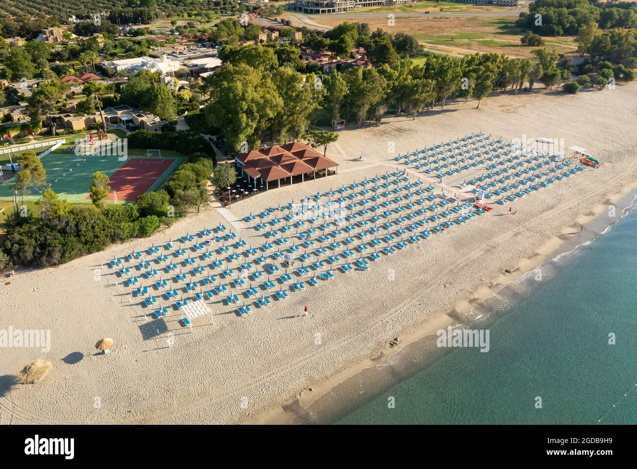 Vista aerea di mare e spiaggia con ombrellone in giornata, Simeri Mare,  Calabria, Italia meridionale Foto stock - Alamy