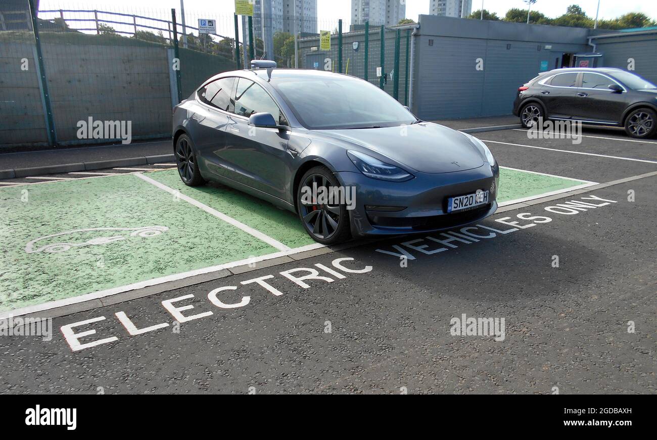 Ci sono ora, posti di parcheggio solo per auto elettriche. Questo perché è presente un punto di ricarica vicino a questi spazi per consentire al conducente di caricare l'auto. ©ALAN WYLIE©/ALAMY Foto Stock