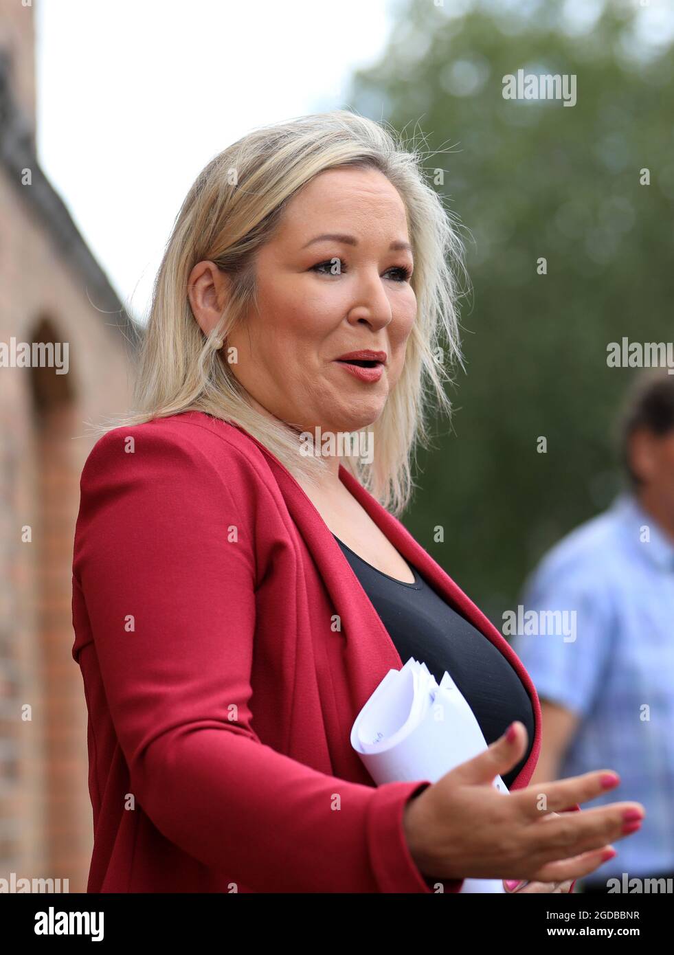 Il vice primo ministro Michelle o'Neill parla ai media di Coalisoland, nella contea di Tyrone, poiché le regole sull'autoisolamento nell'Irlanda del Nord devono essere allentate, i ministri Stormont hanno concordato. Data immagine: Giovedì 12 agosto 2021. Foto Stock