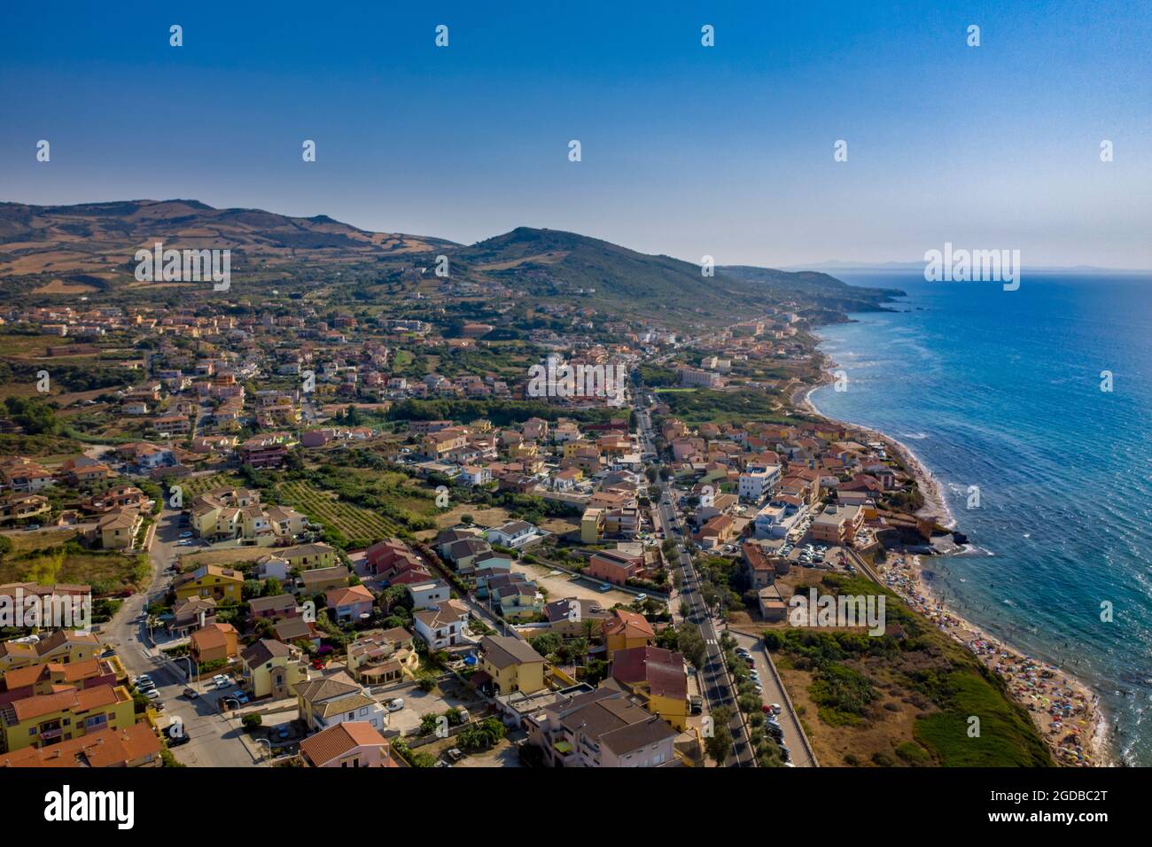 Vista sul paese Lu Bagnu Castelsardo situato sul Golfo di Asinara, Gallura, sull'isola di Sardegna, Italia, Europa. Foto Stock
