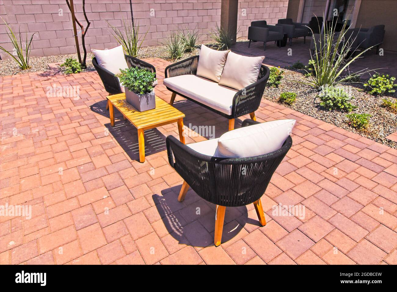 Mobili in vimini sul retro su asfaltatrici rosse Foto Stock