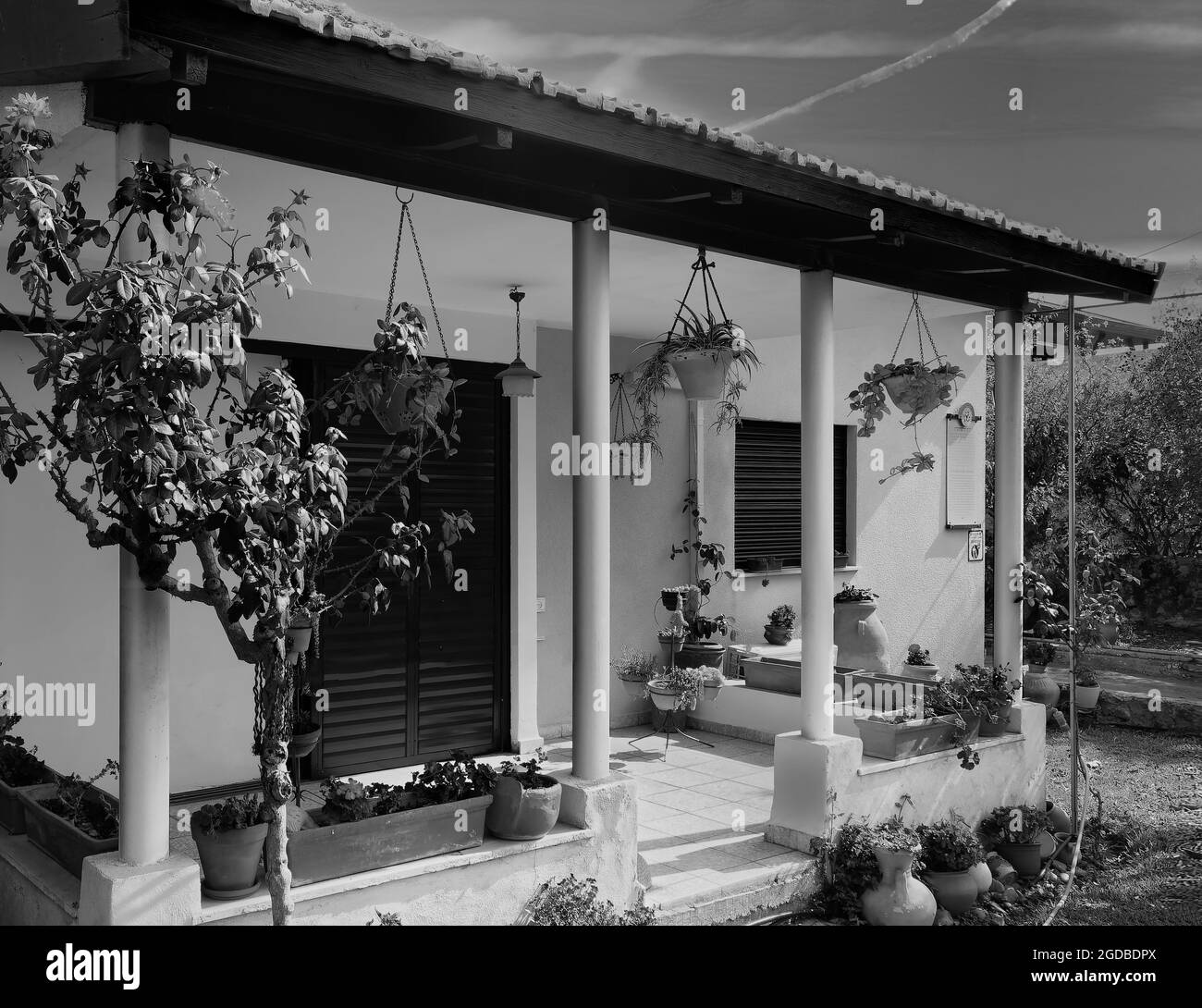 vista panoramica sul faro da solo nel campo innevato Foto Stock