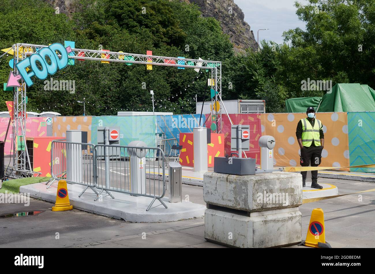 Edimburgo, Scozia, Regno Unito. 12 agosto 2021. Edimburgo Scozia, Regno Unito agosto 12 2021. Multistorial è un nuovo centro del festival presso l'Edinburgh Fringe con un palco all'aperto, bancarelle di Street food e bar locali. Notizie dal vivo su Credit alamy Foto Stock