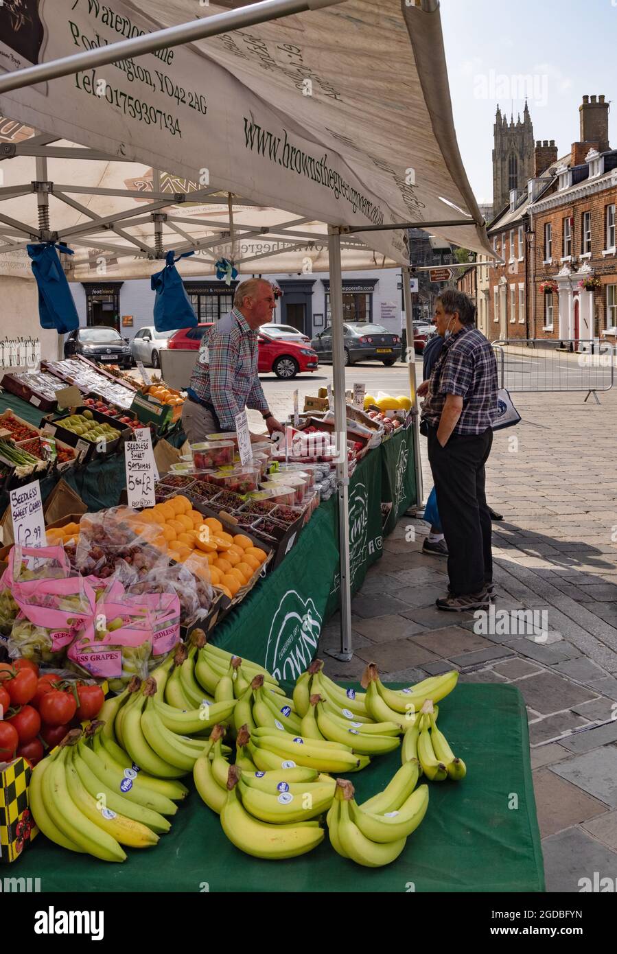 Città di mercato del Regno Unito; bancarella di fruttivendolo, mercato Beverley, Beverley, East Yorkshire Regno Unito Foto Stock