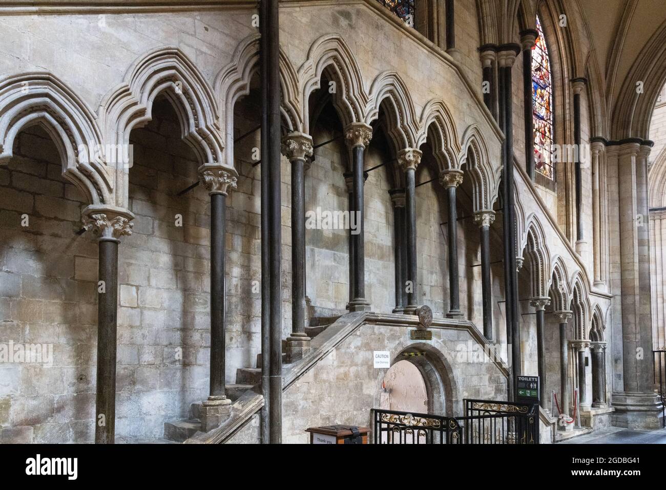 Beverley Minster interno; scale nel muro del North Choir Aisle originariamente portato alla Chapter House, Beverley Minster, Beverley Yorkshire Regno Unito Foto Stock