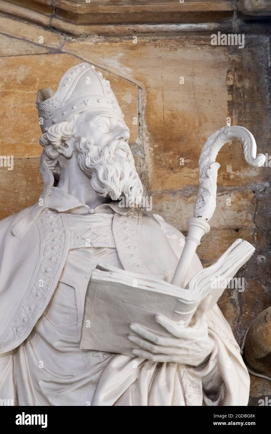 Statua del 18 ° secolo di San Giovanni di Beverley, vescovo di York nel 8 ° secolo, morì 721 DC, a Beverley Minster o Cattedrale, Beverley Yorkshire UK Foto Stock