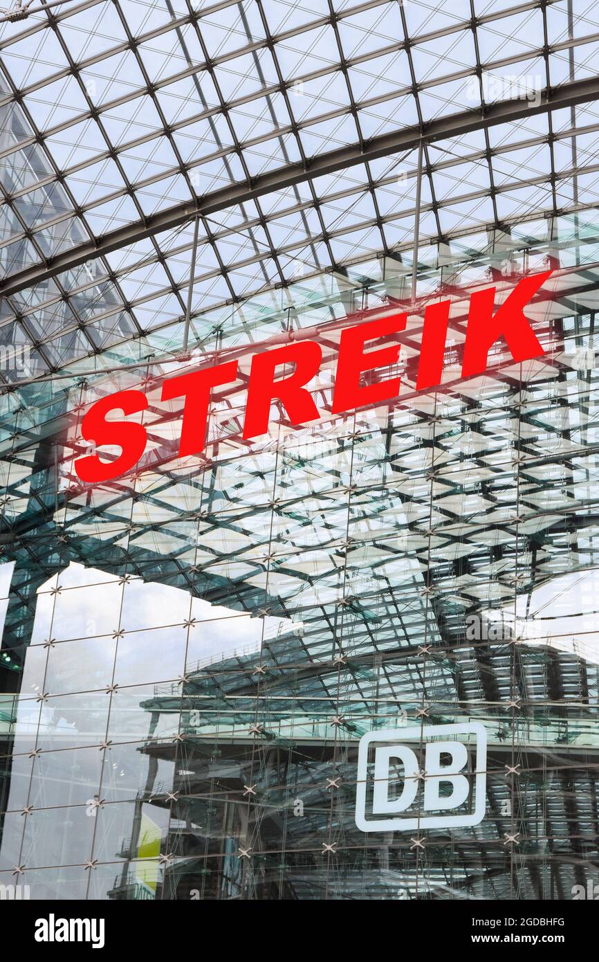 Testo tedesco Streik (che significa sciopero) sulla facciata in vetro della stazione ferroviaria principale (DB) di berlino Foto Stock