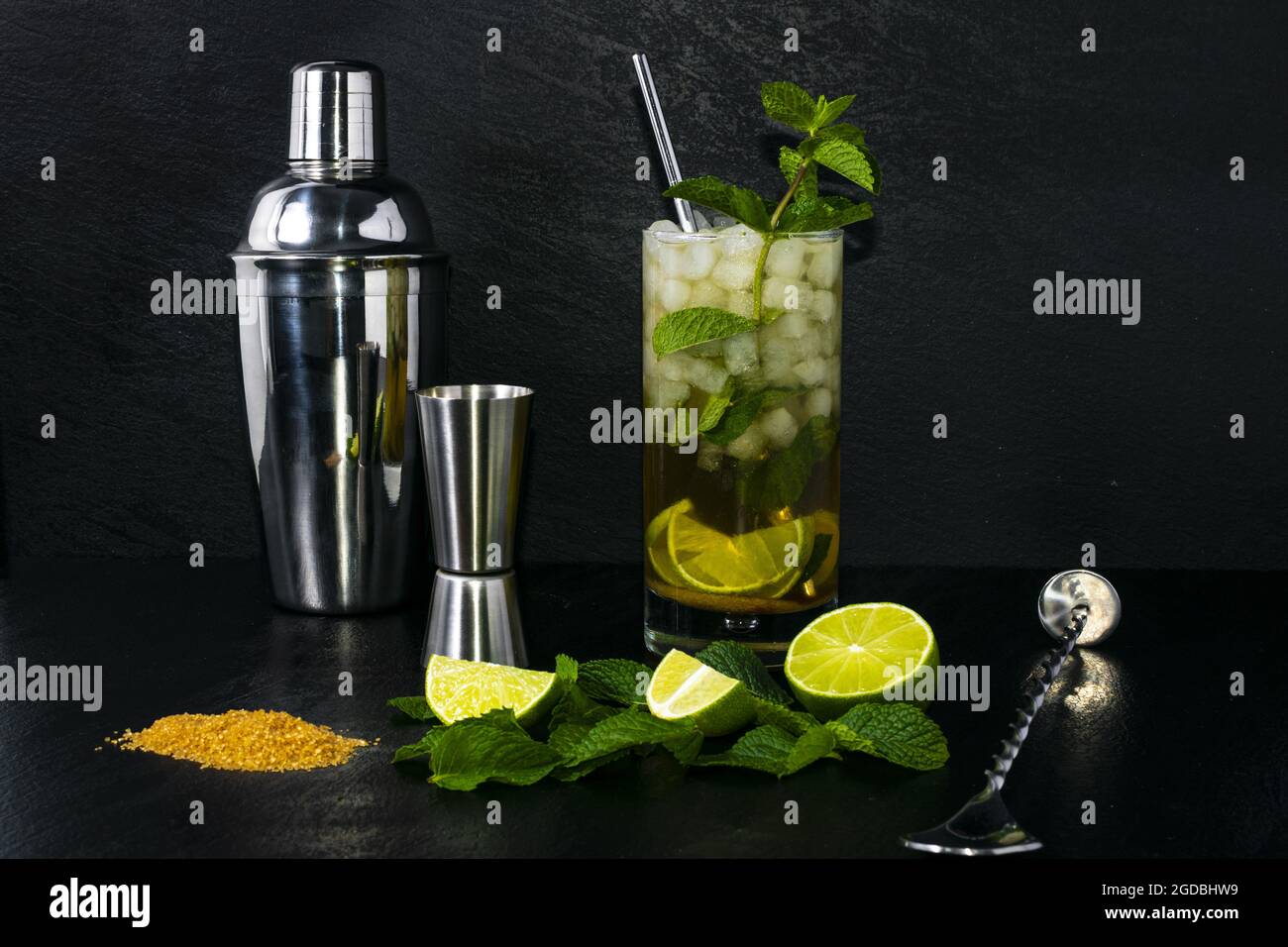 Primo piano di ingredienti freschi per preparare un cocktail Mojito isolato su sfondo scuro Foto Stock