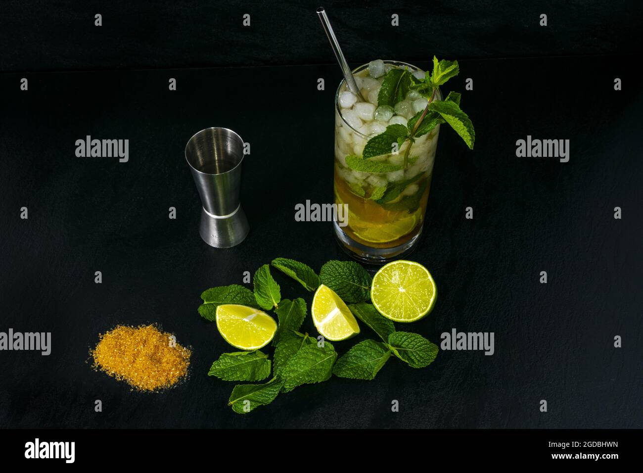 Primo piano di ingredienti freschi per preparare un cocktail Mojito isolato su sfondo scuro Foto Stock