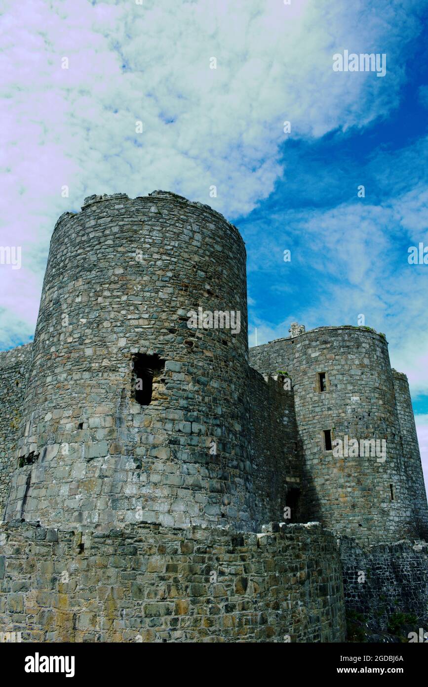 Harlech castello, Galles. Pareti difensive imponenti e suggestive con due torri. Scatto verticale, sfondo blu del cielo, spazio di copia. Sito patrimonio dell'umanità dell'UNESCO. Foto Stock