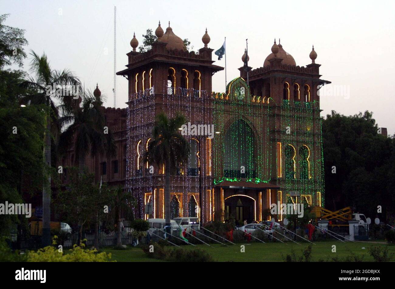 Pakistan. 12 agosto 2021: Una bella vista illuminata di illuminazione a Jinnah Hall alla vigilia delle celebrazioni del giorno dell'Indipendenza in arrivo, a Lahore Giovedi, 12 agosto 2021. Credit: Asianet-Pakistan/Alamy Live News Foto Stock