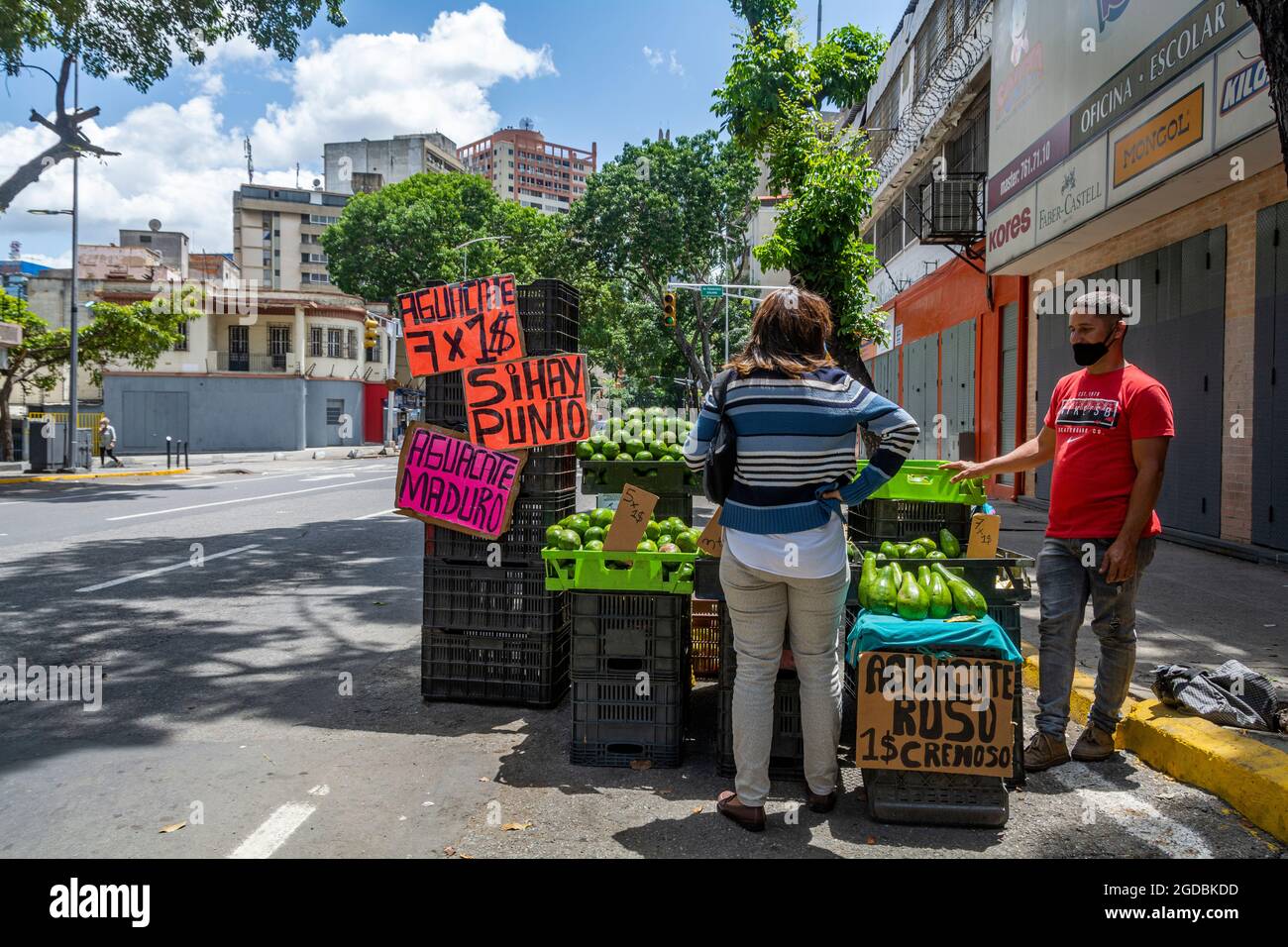Un venditore di strada vende avocado di diversi tipi in dollari. Anche se la valuta ufficiale in Venezuela è ancora il Bolivar, il più ampiamente usato r Foto Stock
