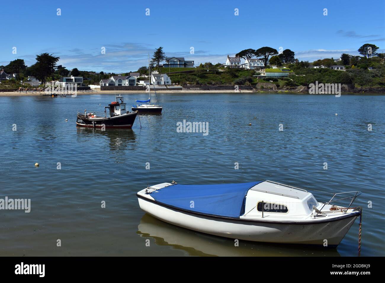 Due piccole barche in una baia tranquilla presso la deliziosa località balneare di Abersoch, Galles. Una giornata estiva soleggiata con cielo blu. Spazio di copia. Foto Stock