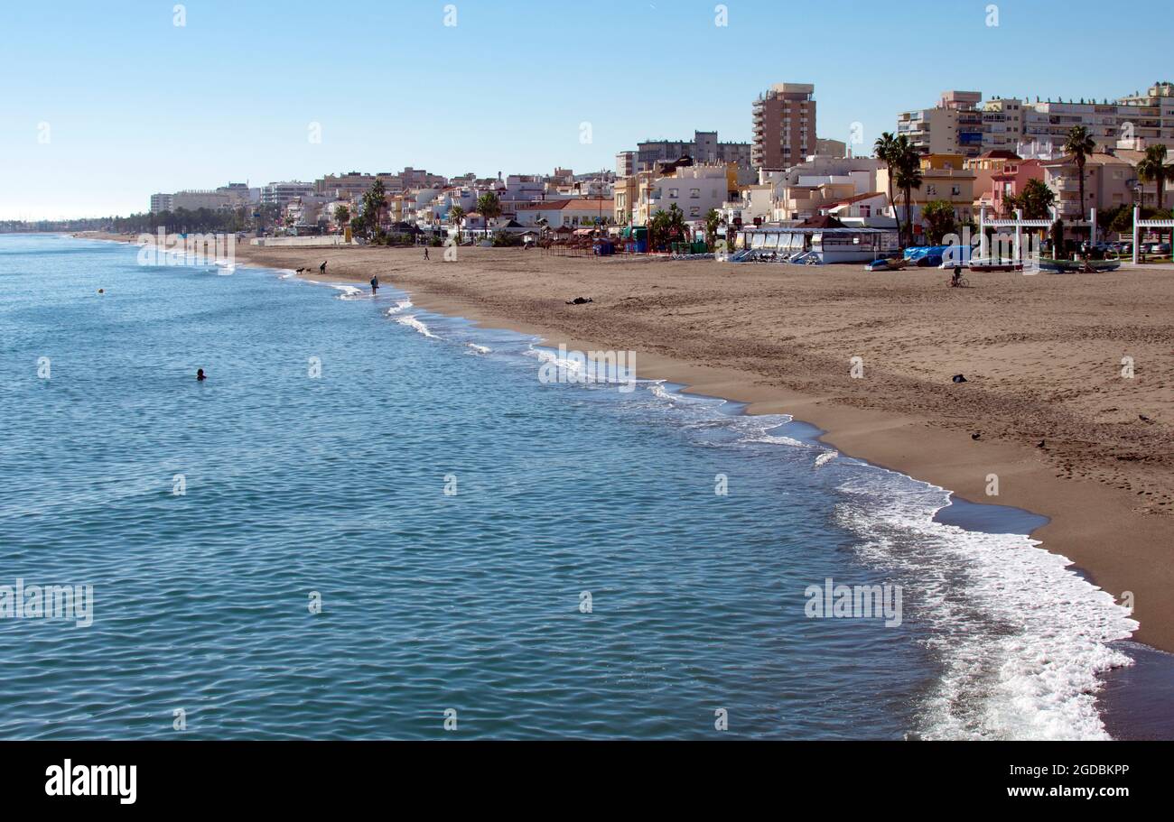 Spagna, spiaggia di Carihuela, sulla Costa del Sol a Torremolinos. Un giorno di inverni soleggiati. Luce solare brillante e brillante. Foto Stock