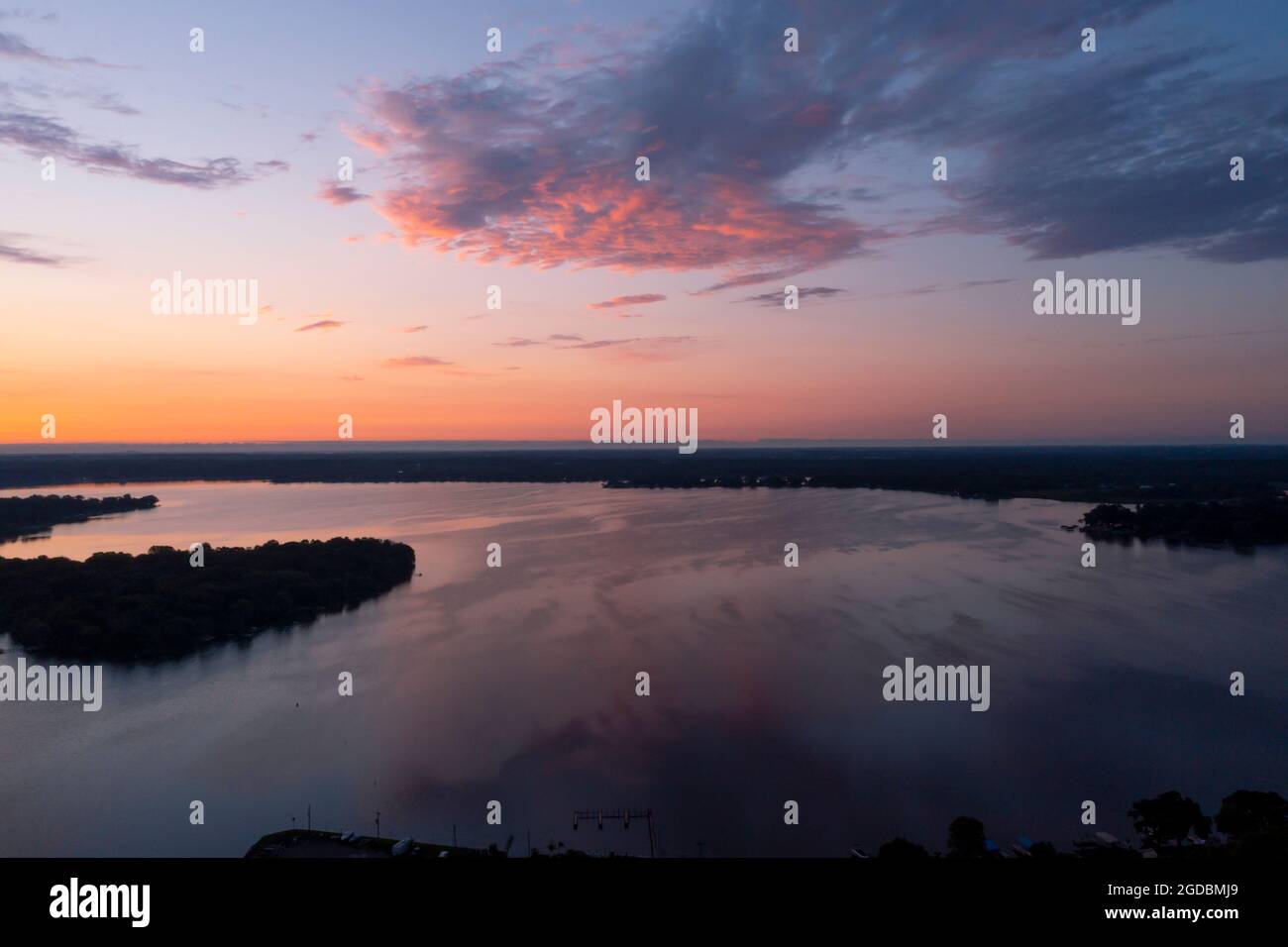 Foto aerea di una bella alba su un lago Foto Stock