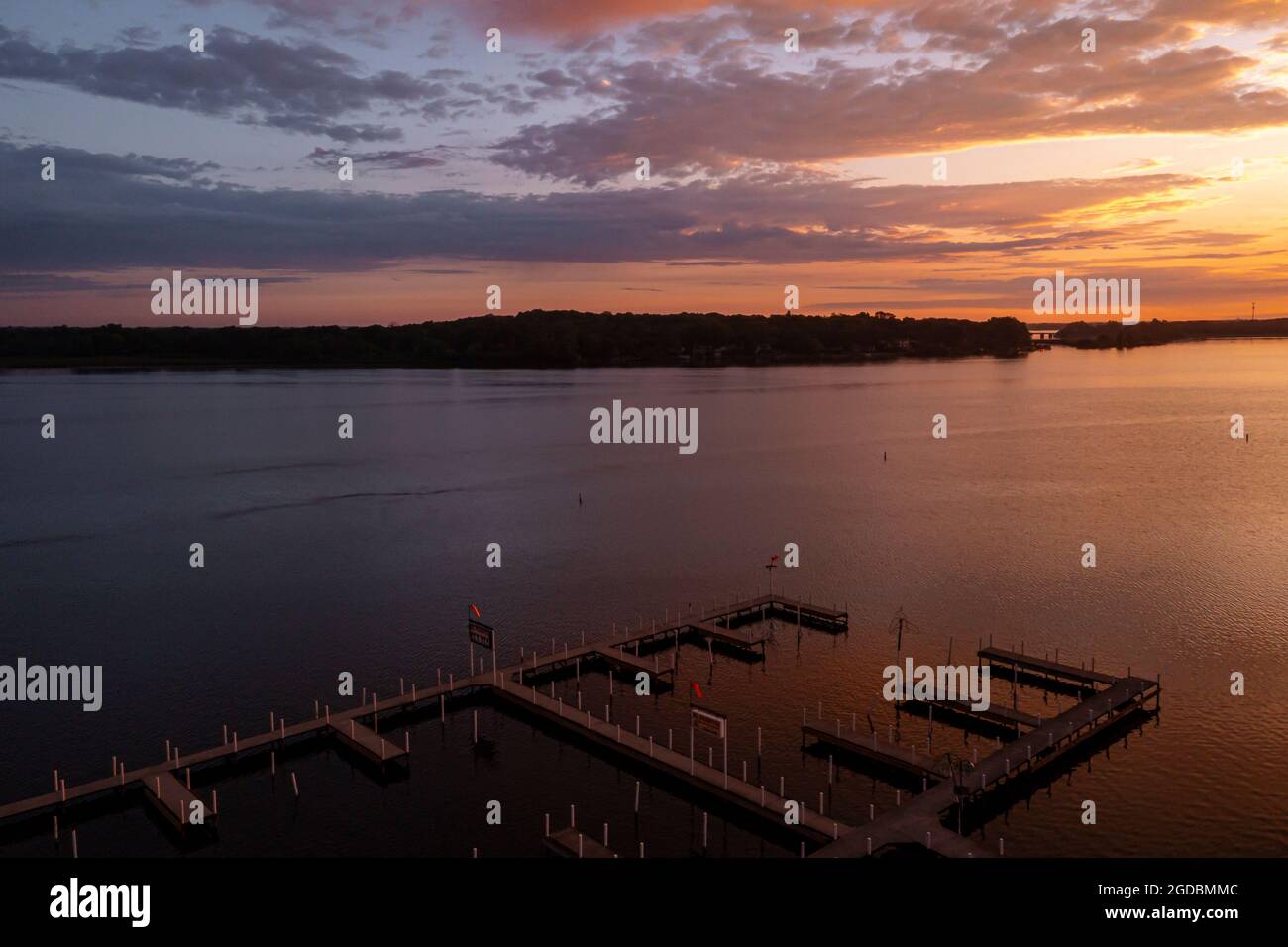 Foto aerea di una bella alba su un lago Foto Stock