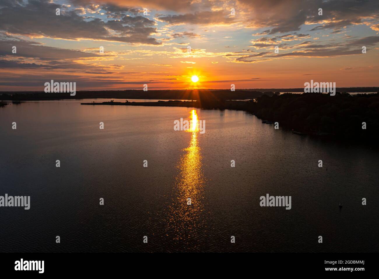 Foto aerea di una bella alba su un lago Foto Stock