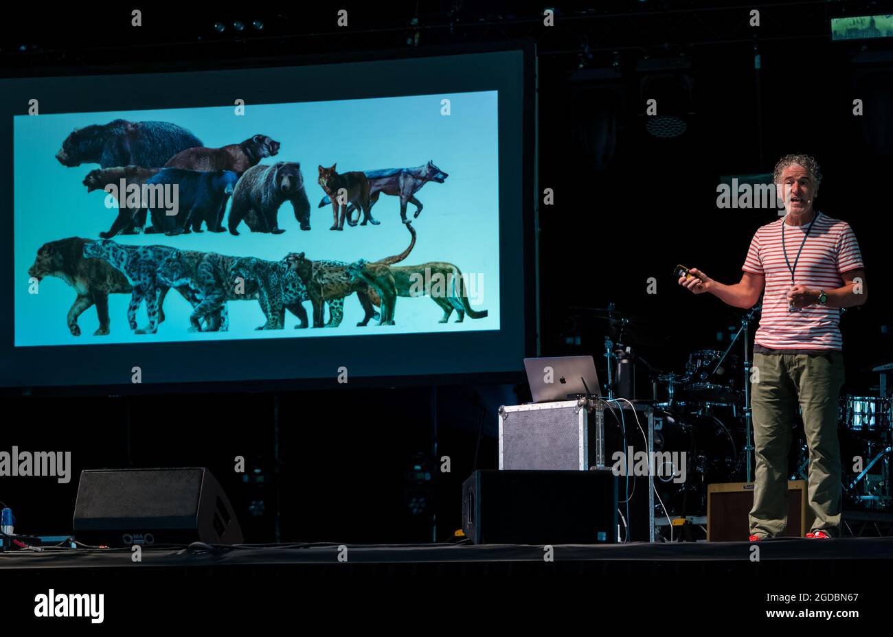 Fotografo e regista di animali selvatici Gordon Buchanan sul palco del festival Fringe-by-the Sea, North Berwick, Scozia, Regno Unito Foto Stock