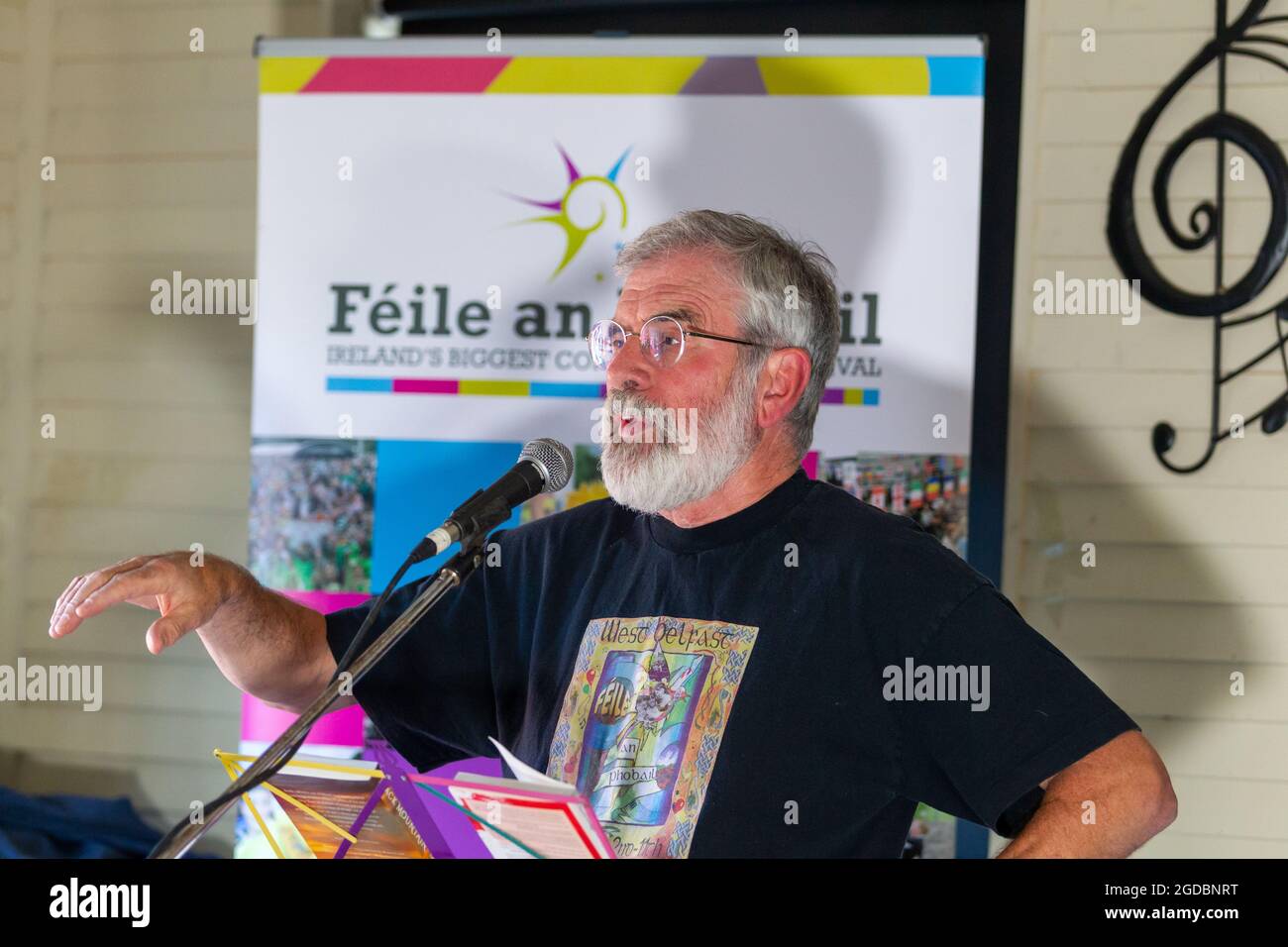 Belfast, Regno Unito. 12 agosto 2021. 12/08/2021 Belfast Gerry Adams e Seamus Carabine agli scribi alla roccia. Parte di Feile una phobail. Credit: Bonzo/Alamy Live News Foto Stock