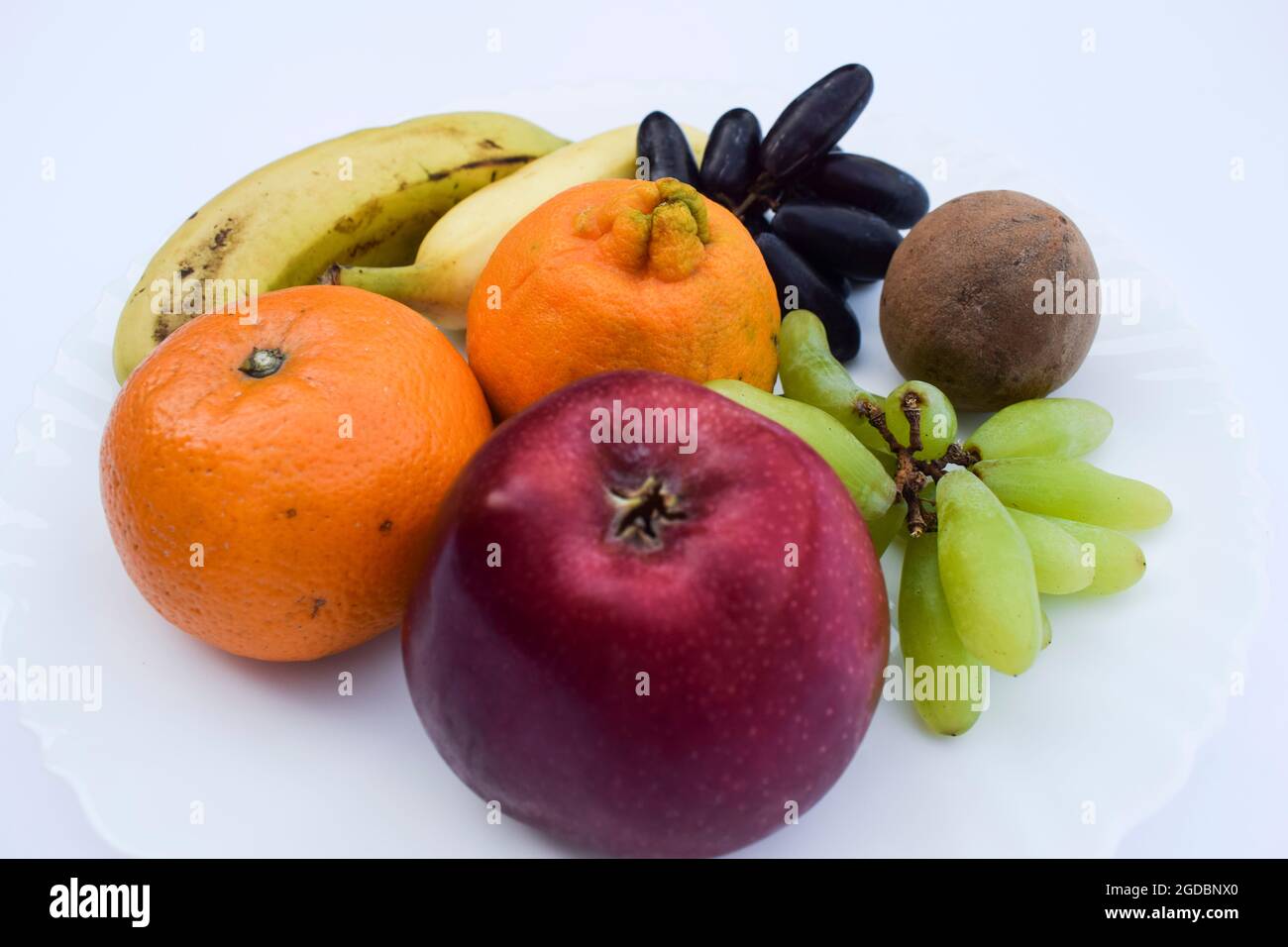 Miscela di molti frutti come mela, arance, malta, due tipi di banane, chiku, uva verde e uva nera e sapota molto sano breakfast.Indian Asi Foto Stock