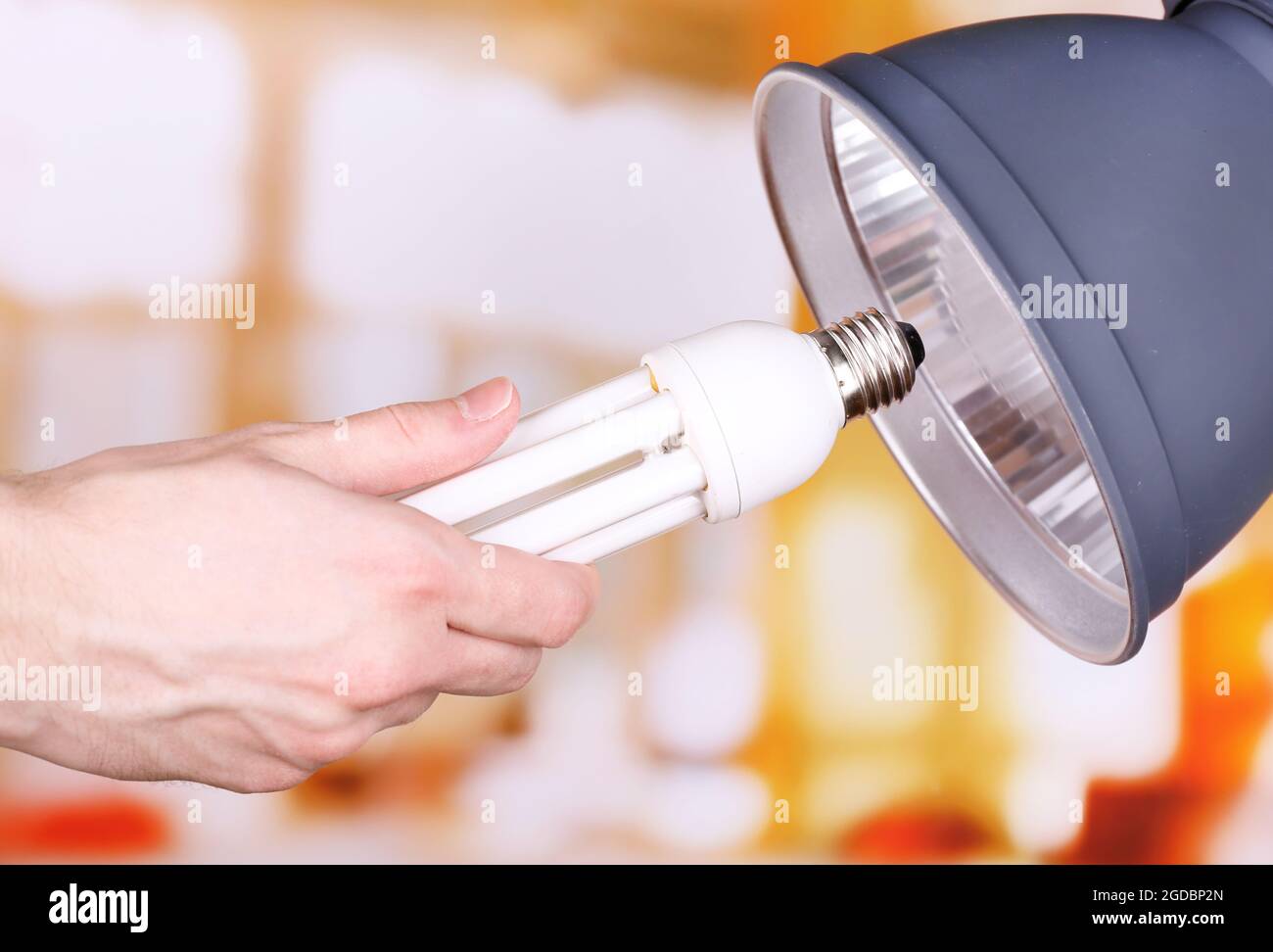 Mano cambiare la lampadina di luce per lampada a casa Foto stock - Alamy
