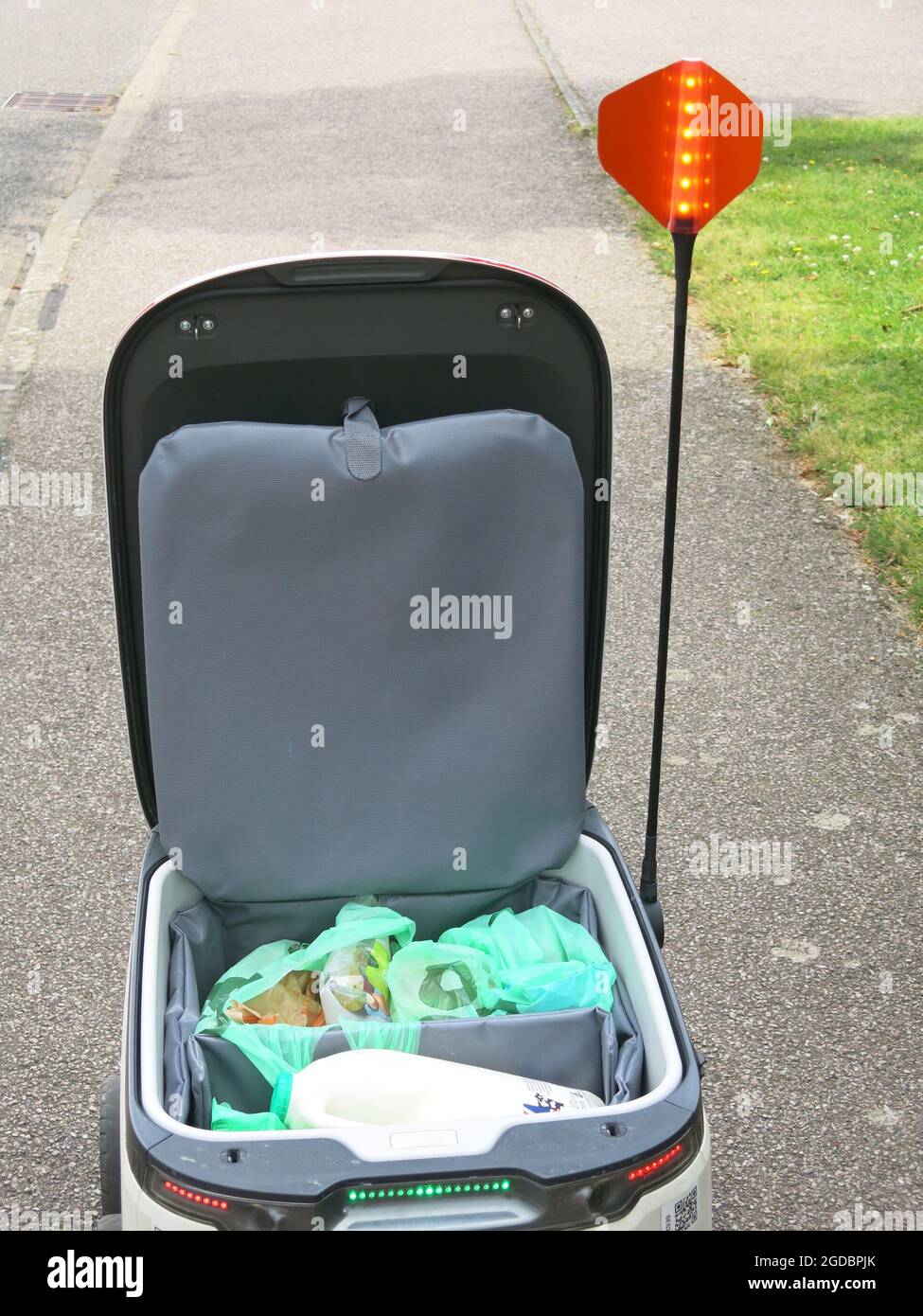 Interno dell'interno di un robot di consegna a domicilio con i generi alimentari che sono stati ordinati dal Co-Op e consegnati in un buggy meccanizzato. Foto Stock