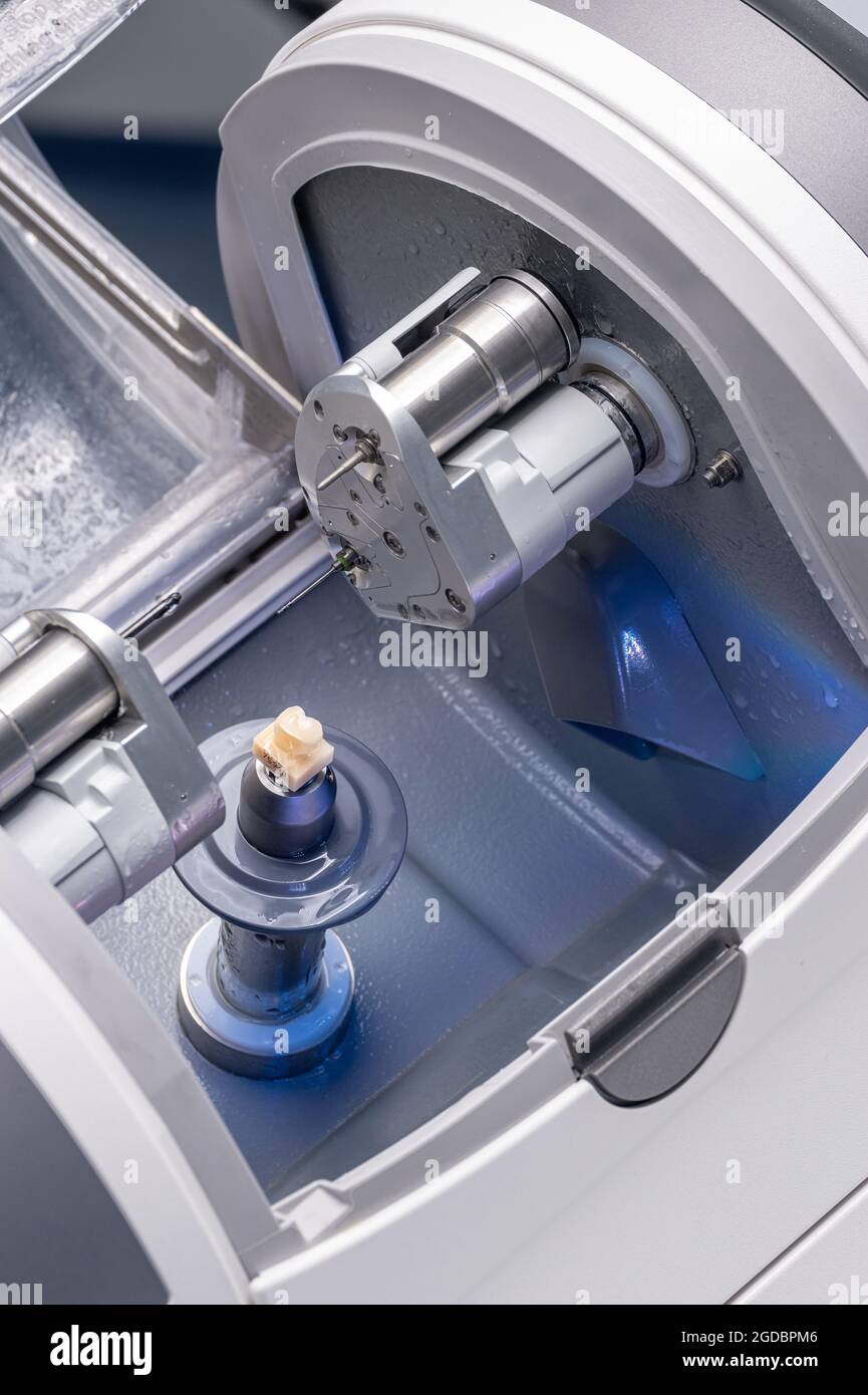CAD CAM macchina assistita da computer dentale. Moderno laboratorio dentale digitale per la fresatura di protesi e corone Foto Stock