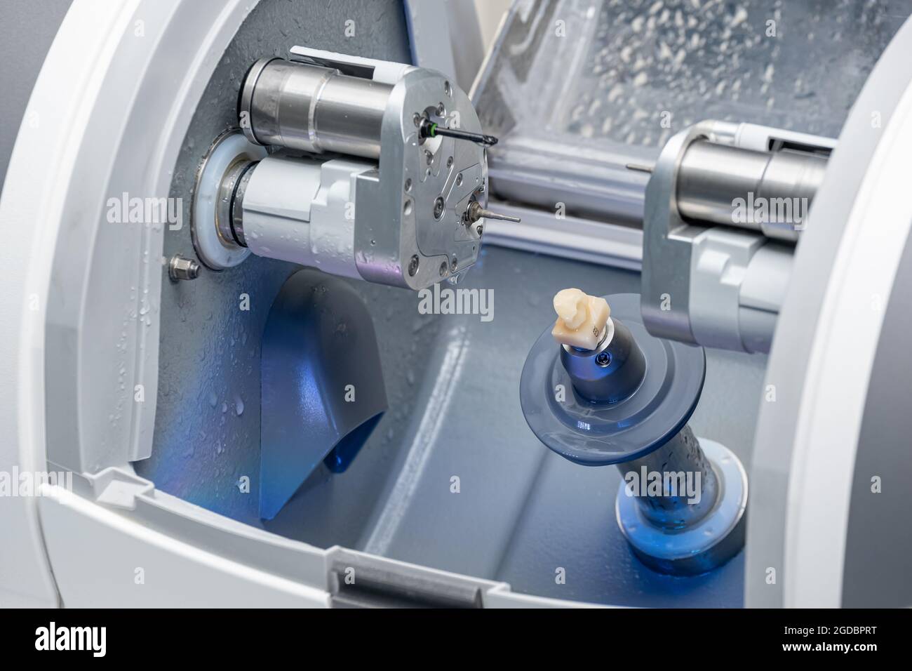 CAD CAM macchina assistita da computer dentale. Moderno laboratorio dentale digitale per la fresatura di protesi e corone Foto Stock