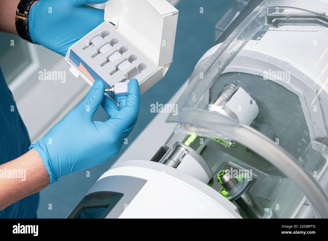 CAD CAM macchina assistita da computer dentale. Moderno laboratorio dentale digitale per la fresatura di protesi e corone Foto Stock