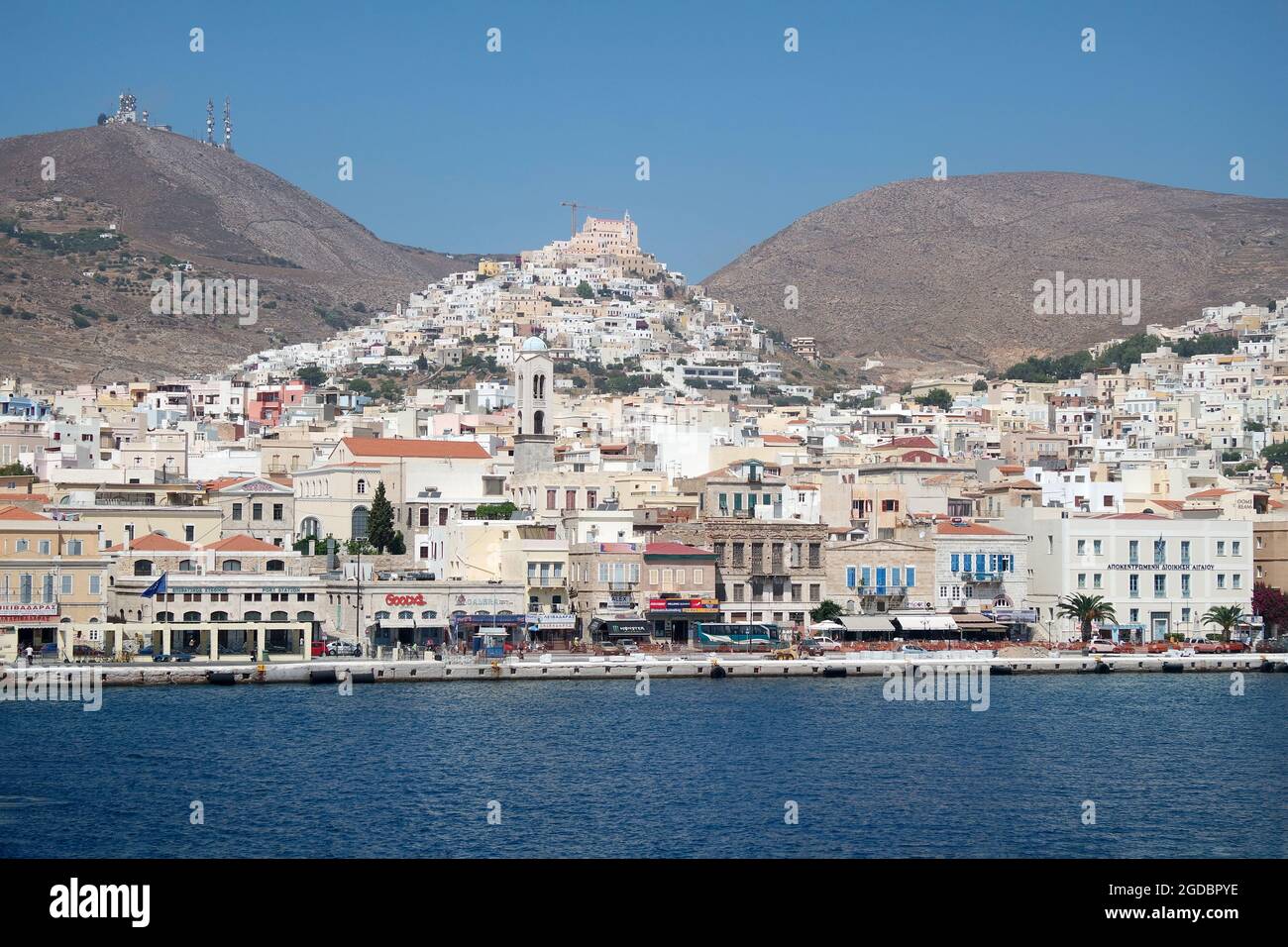 Isola di Syros / Grecia / Settembre 11 2015 : spettacolare vista panoramica della città greca di Ermoupoli. Vista del porto con la città vecchia dietro.Old t Foto Stock