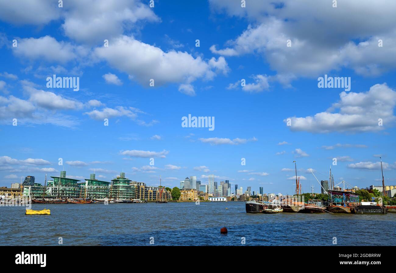 Guardando a est lungo il Tamigi da Bermondsey, Londra. (L-R): Wapping, Canary Wharf, Downings Roads Moorings. Foto Stock