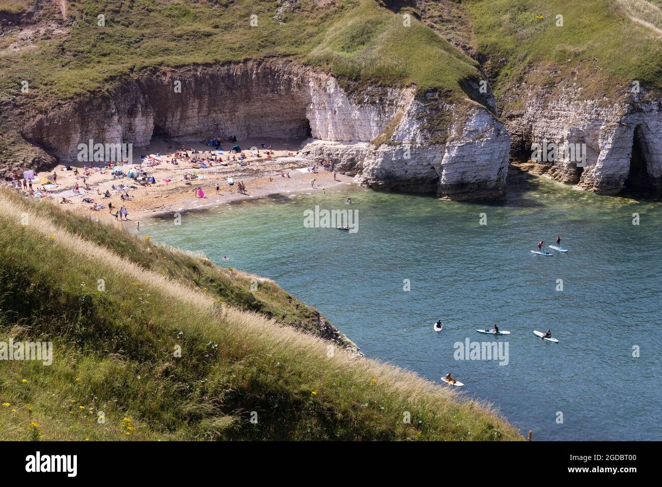 Beach UK; persone che prendono il sole in una calda giornata di sole in estate, Flamborough Beach, Flamborough, East Yorkshire Inghilterra UK Foto Stock