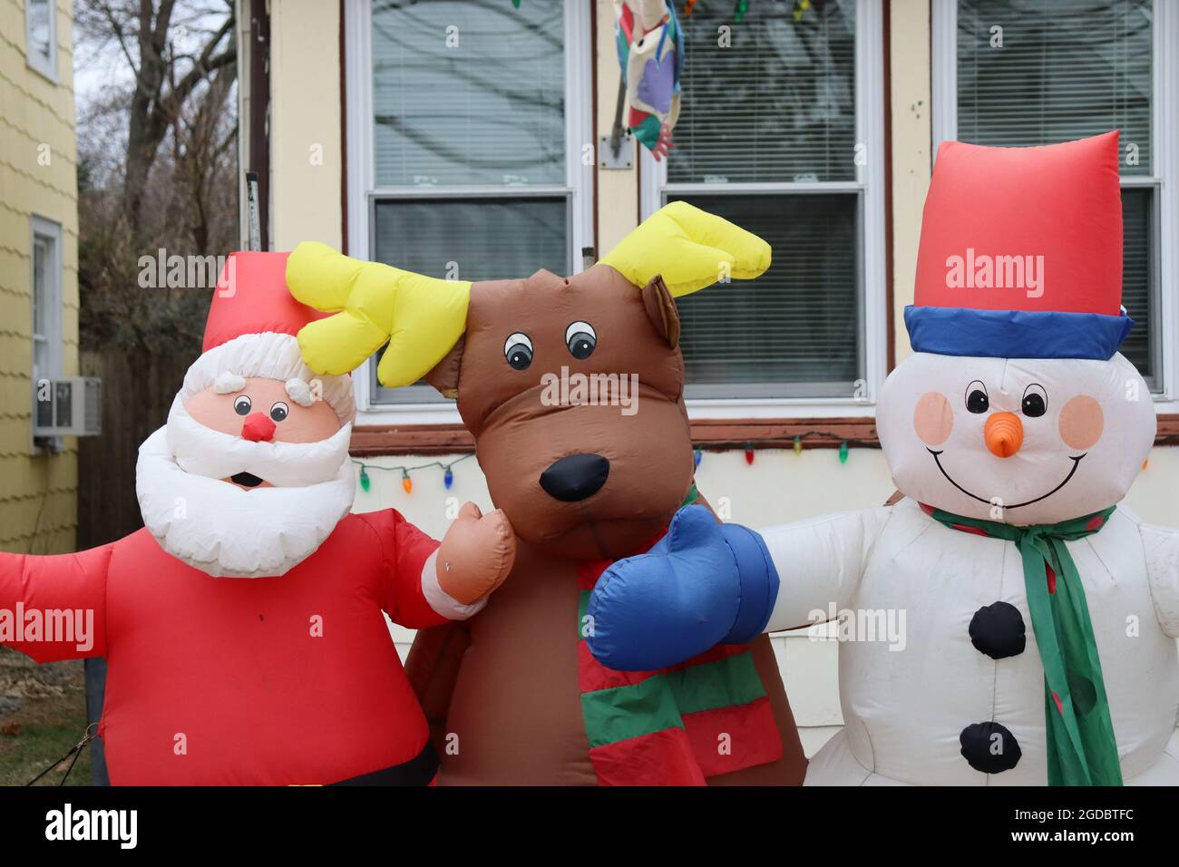 Santa gonfiabile, renne, e Snowman fuori casa Foto Stock