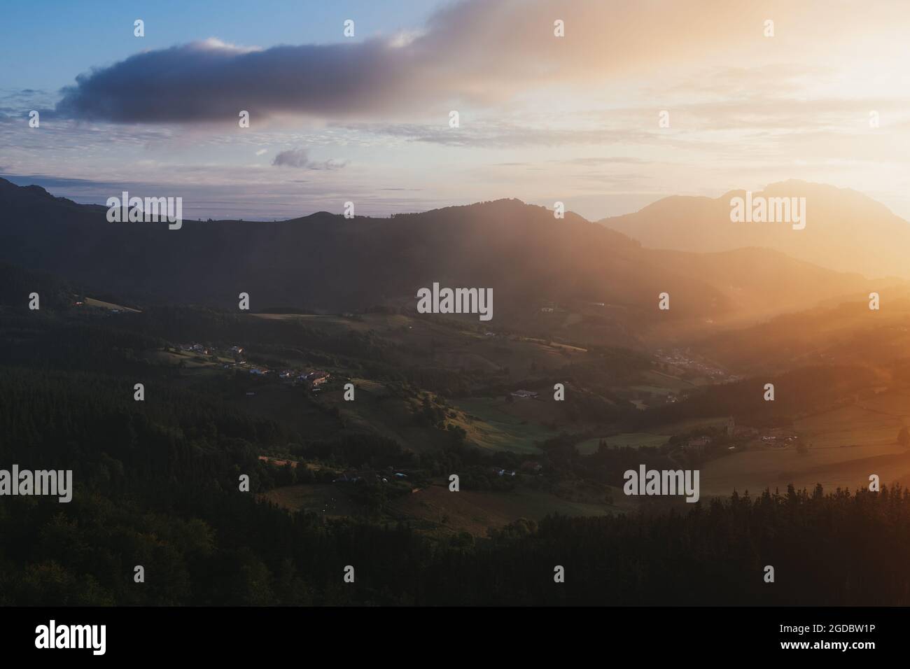 Valle di Aramaio all'alba nei Paesi Baschi, Spagna Foto Stock