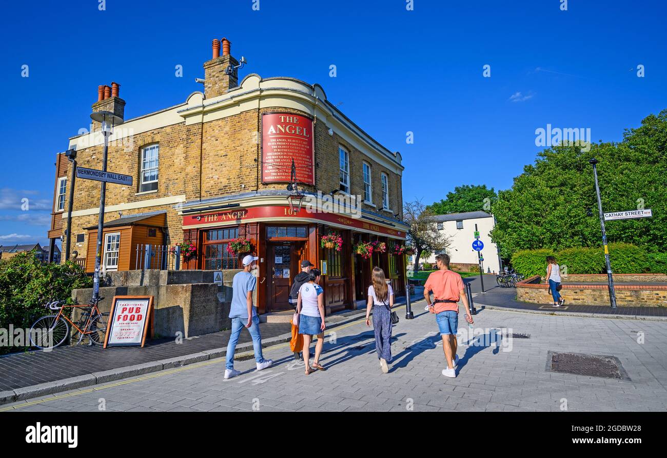 The Angel pub a Rotherhithe, Londra, Regno Unito. L'Angelo è una tradizionale casa pubblica britannica sul Muro di Bermondsey Est sulle rive del Tamigi. Foto Stock