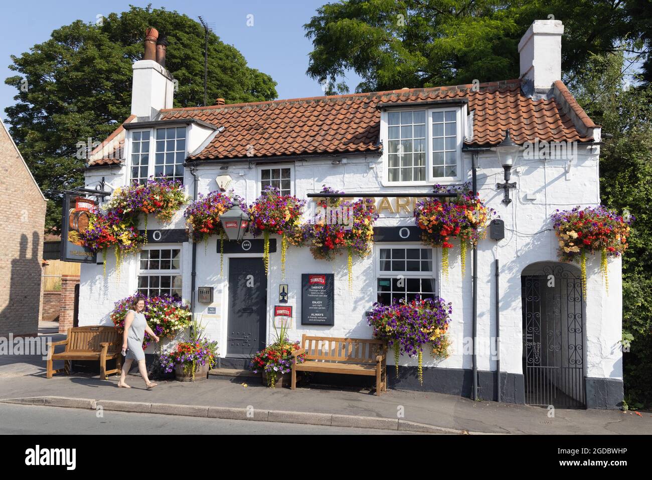 Pub Inghilterra; The Barrel, un pub inglese tradizionale decorato con fiori colorati in cestini appesi, Walkington, Beverley Yorkshire UK Foto Stock
